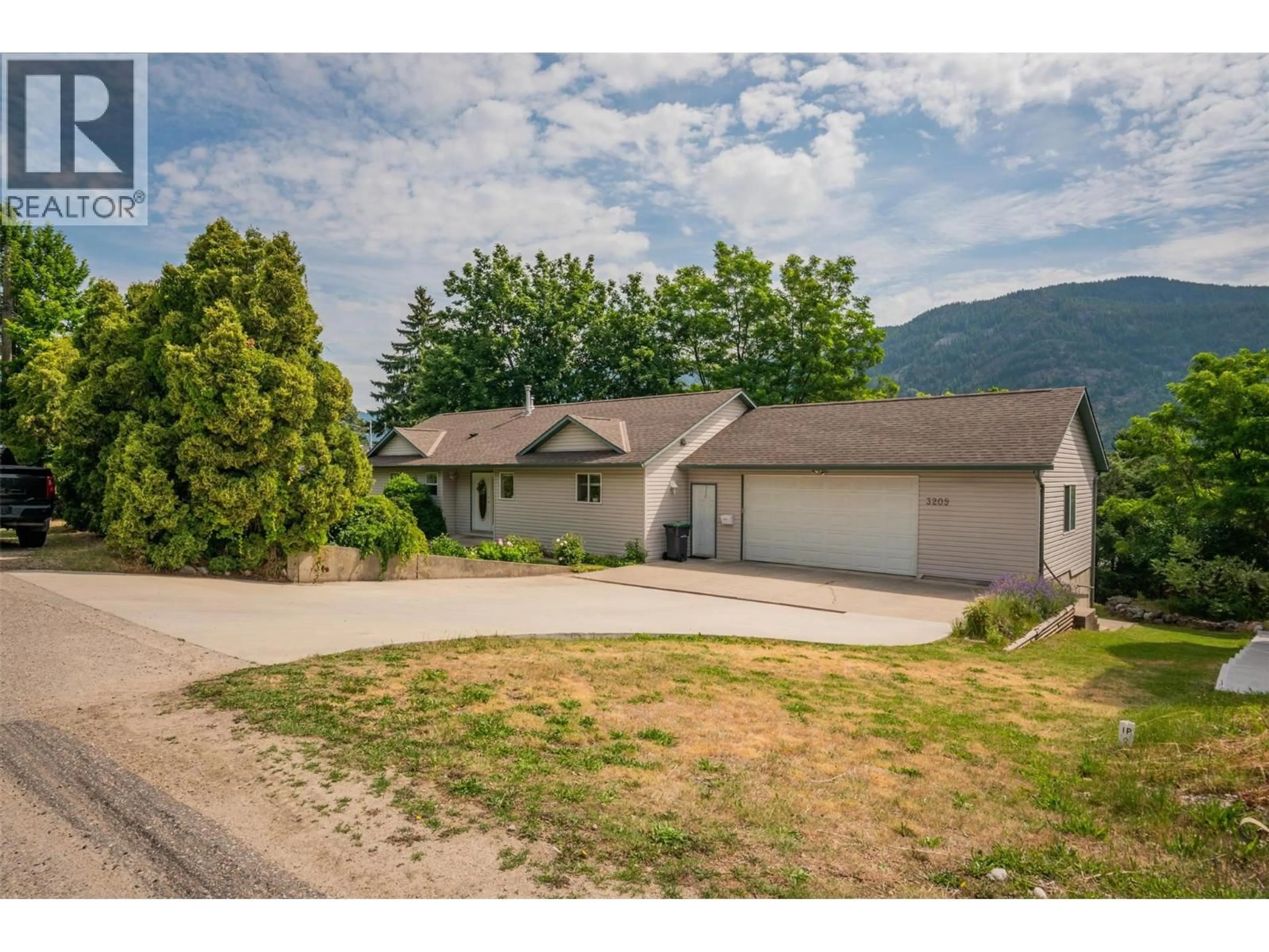 A pic from outside/outdoor area/front of a property/back of a property/a pic from drone, mountain view for 3209 5TH AVENUE, Castlegar British Columbia V1N2V6