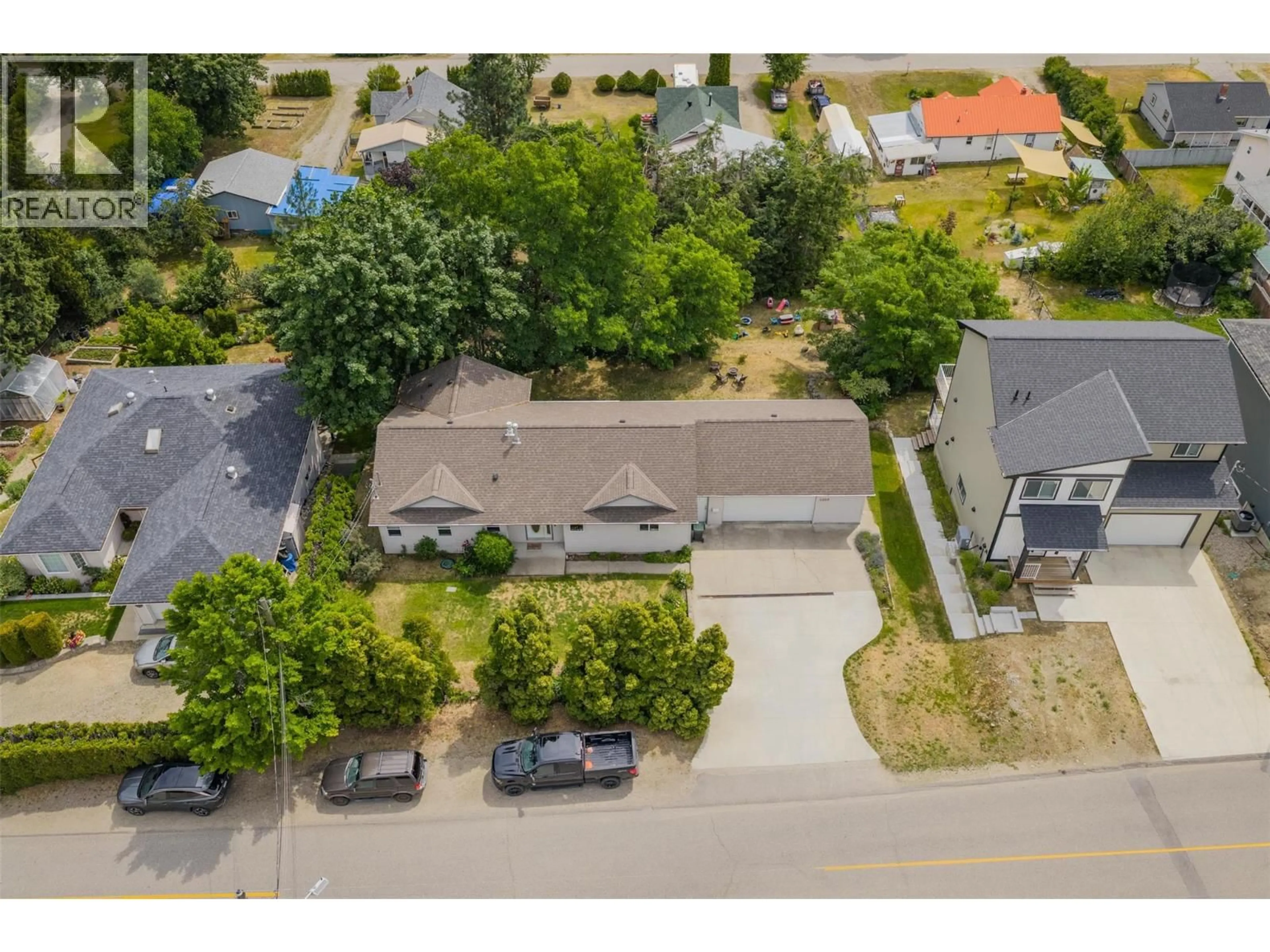 A pic from outside/outdoor area/front of a property/back of a property/a pic from drone, street for 3209 5TH AVENUE, Castlegar British Columbia V1N2V6