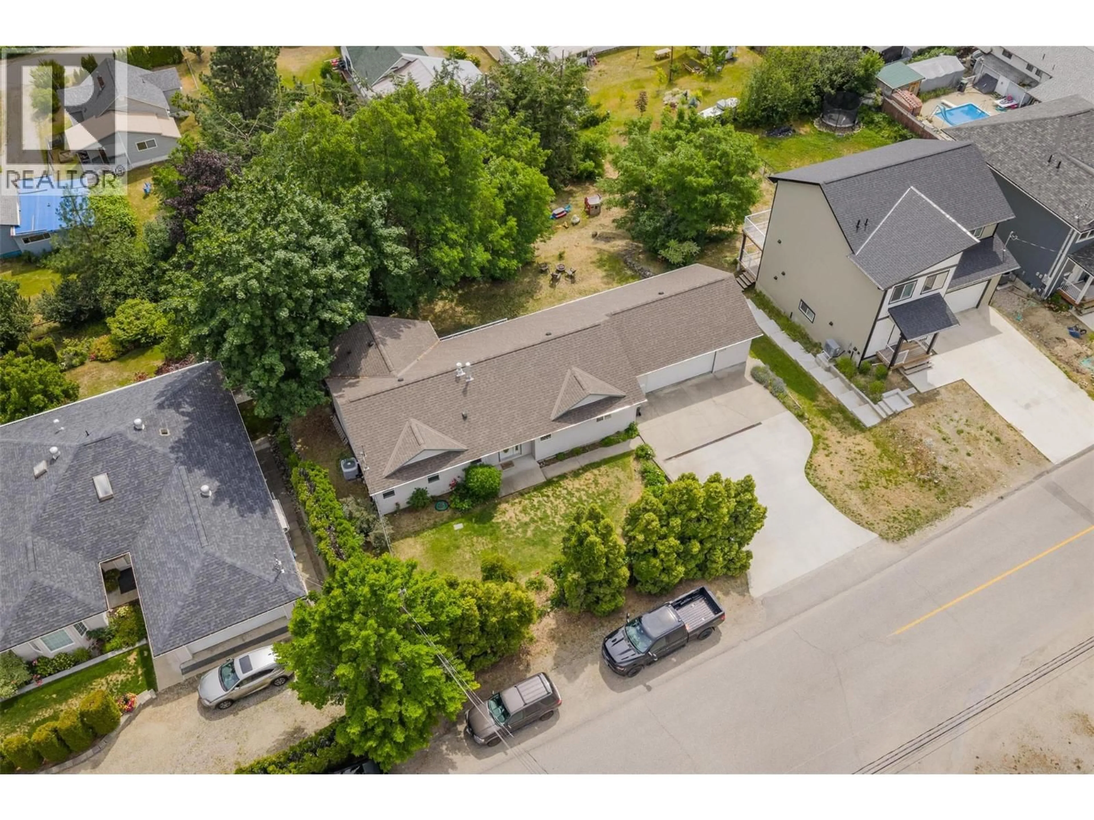 A pic from outside/outdoor area/front of a property/back of a property/a pic from drone, street for 3209 5TH AVENUE, Castlegar British Columbia V1N2V6