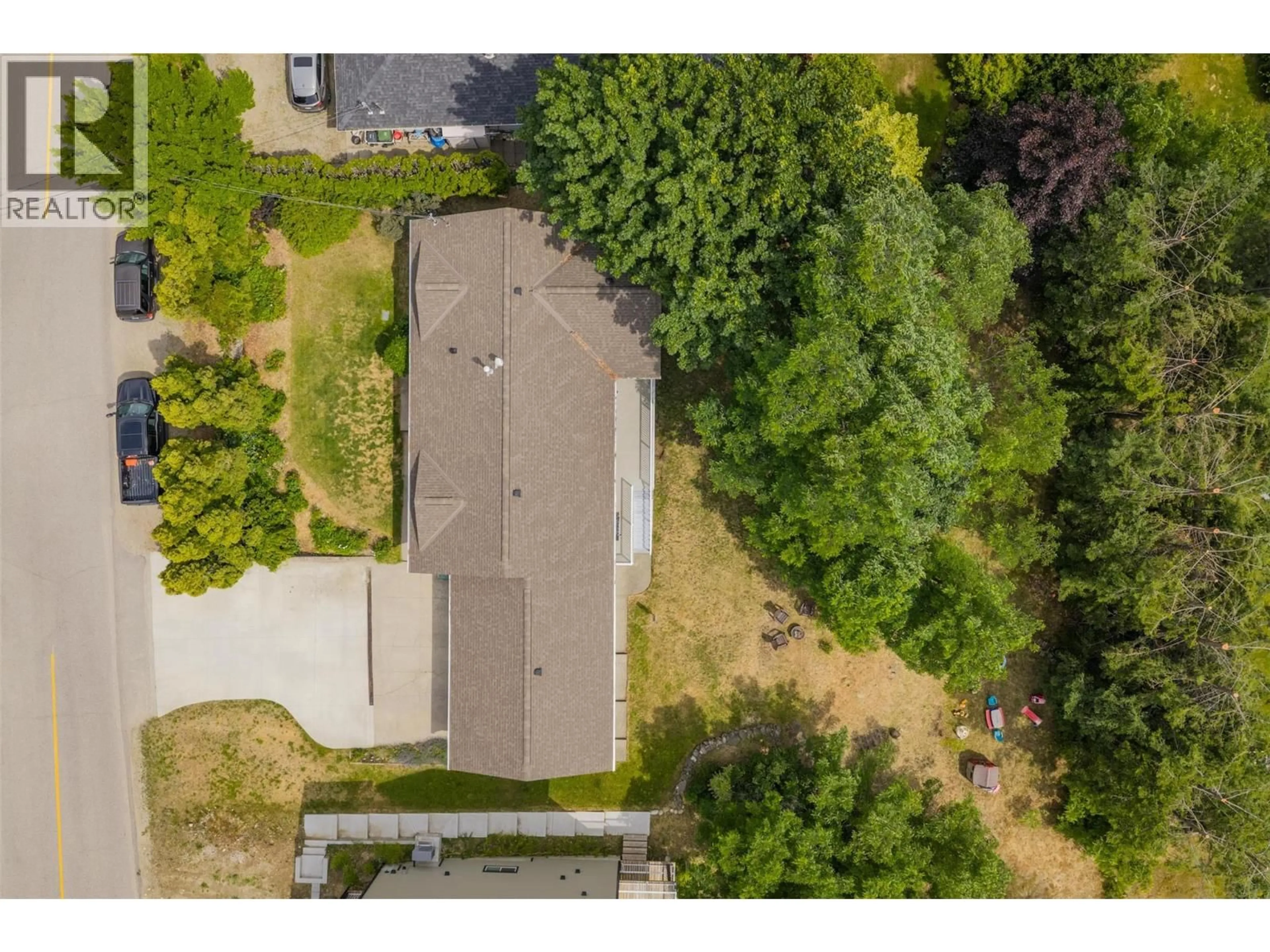 A pic from outside/outdoor area/front of a property/back of a property/a pic from drone, street for 3209 5TH AVENUE, Castlegar British Columbia V1N2V6