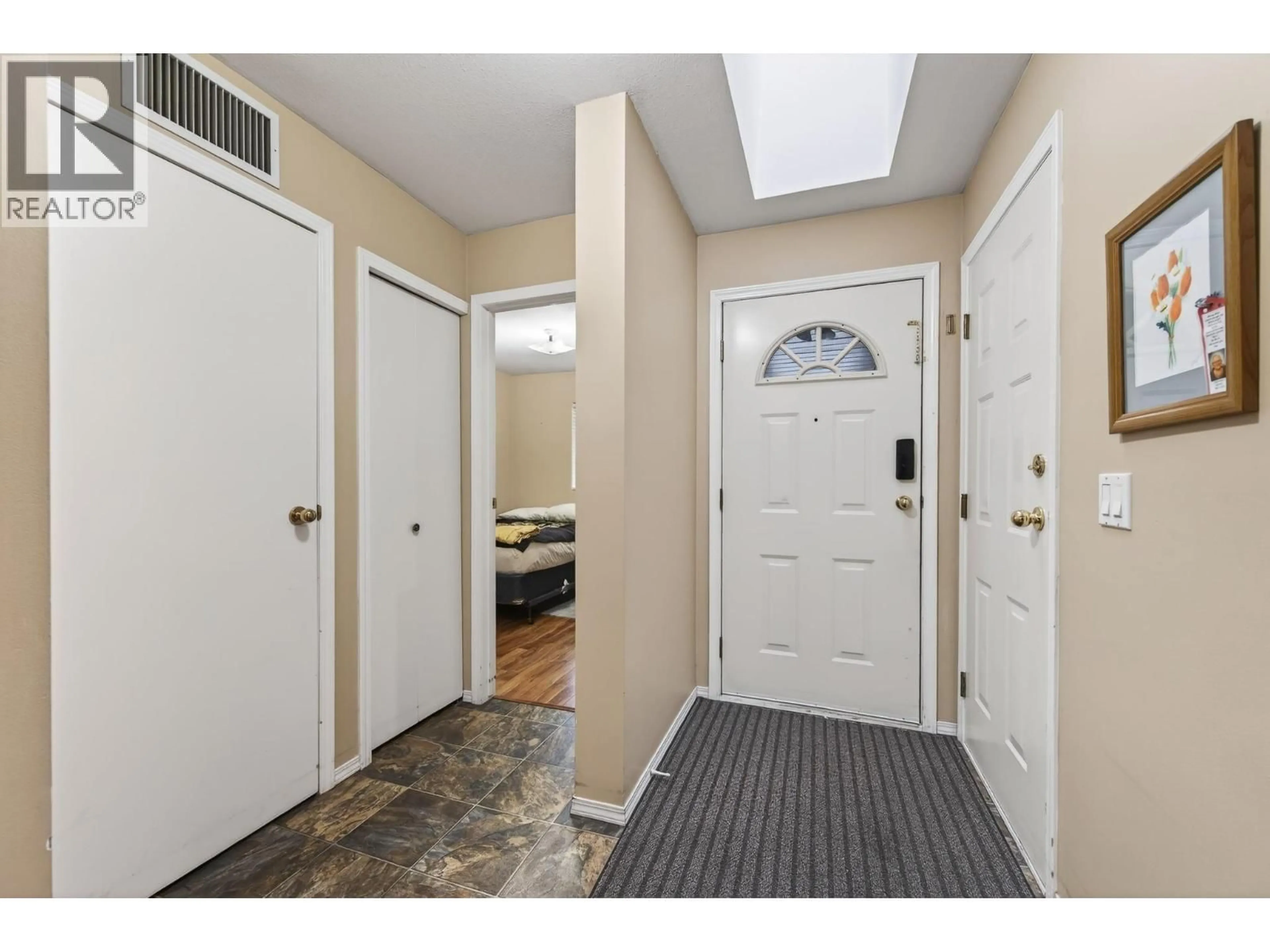 Indoor entryway for 1297 14TH STREET, Kamloops British Columbia V2B8K8