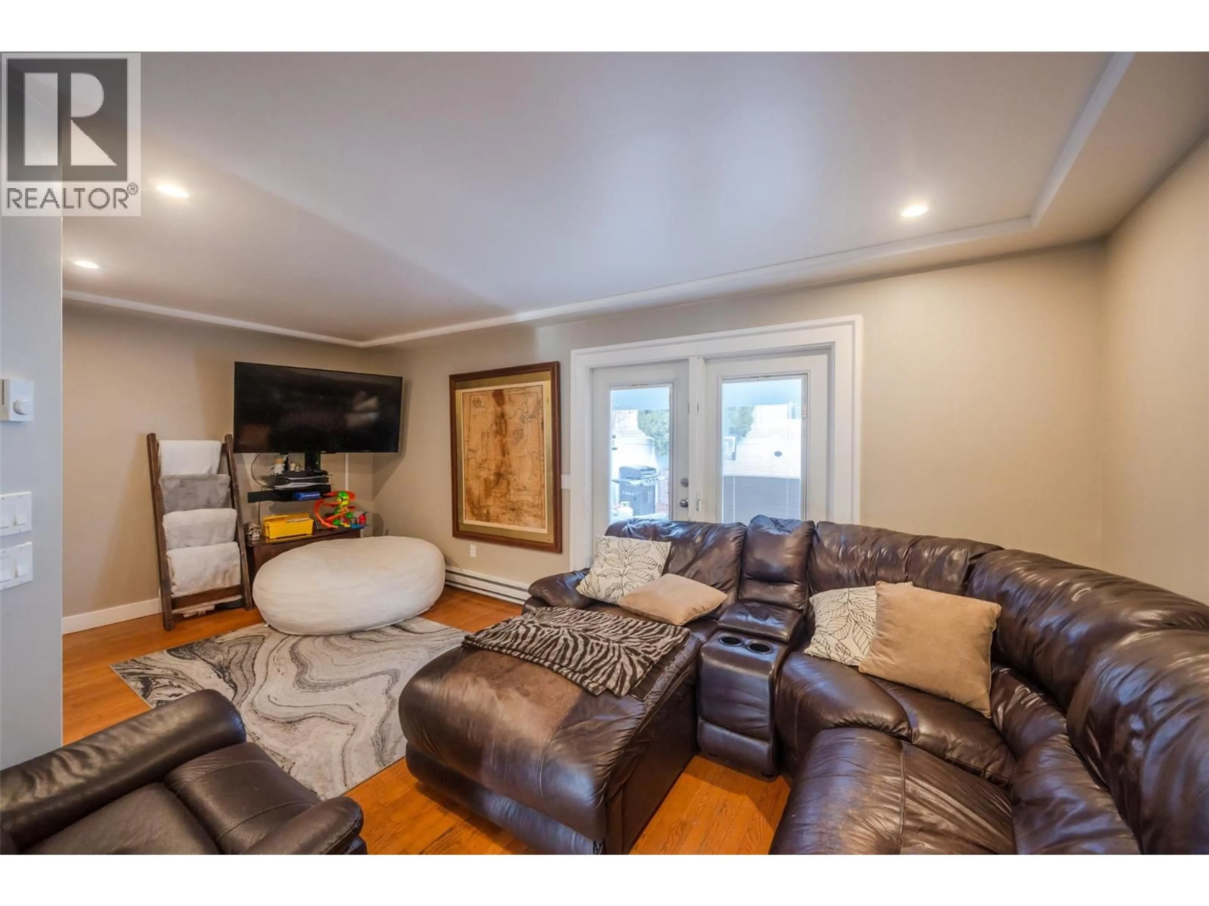Living room with furniture, wood/laminate floor for 61 - 3099 SOUTH MAIN STREET, Penticton British Columbia V2A6Y2