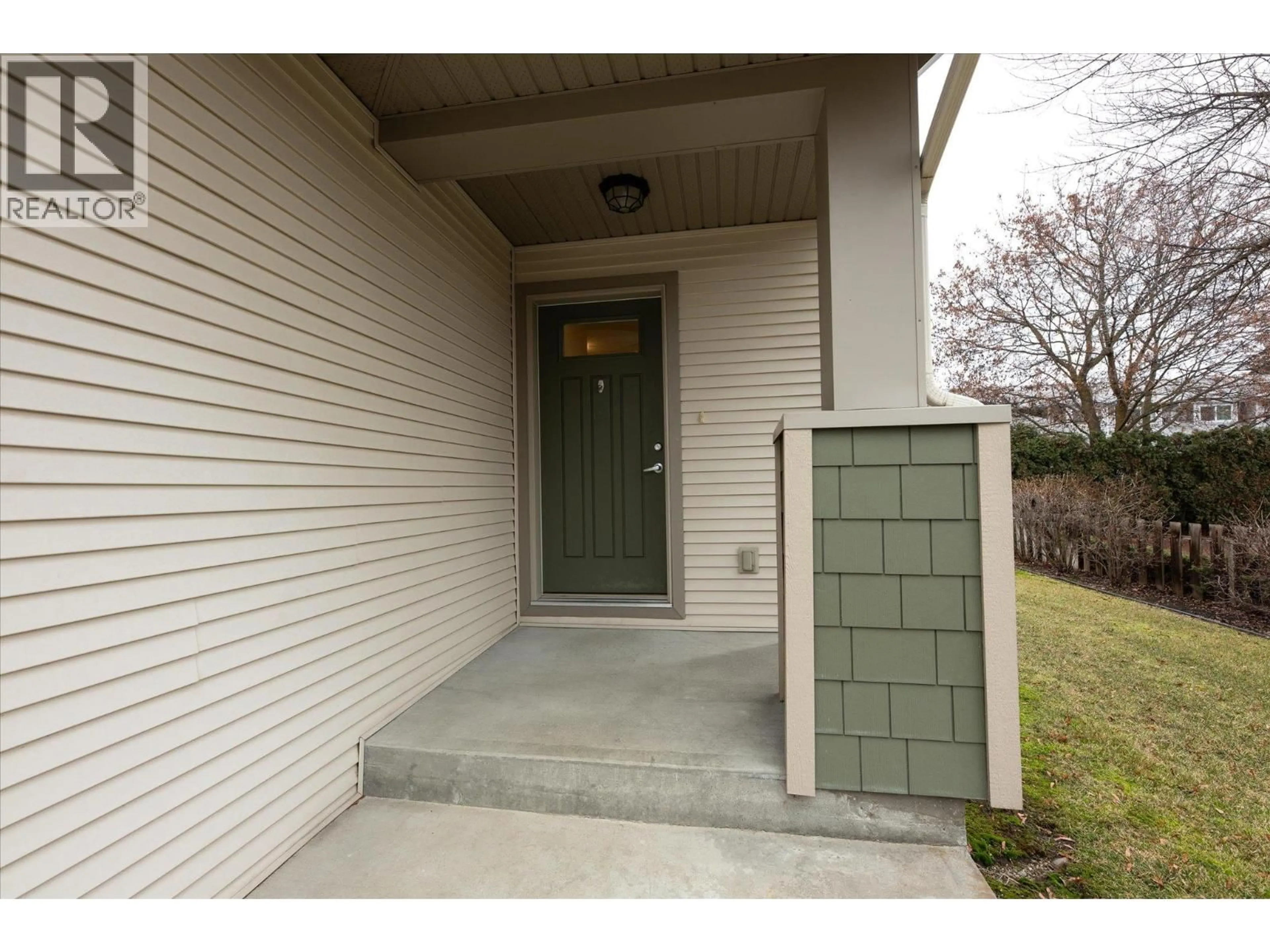 Indoor entryway for 13 - 335 GERSTMAR ROAD, Kelowna British Columbia V1X4A6