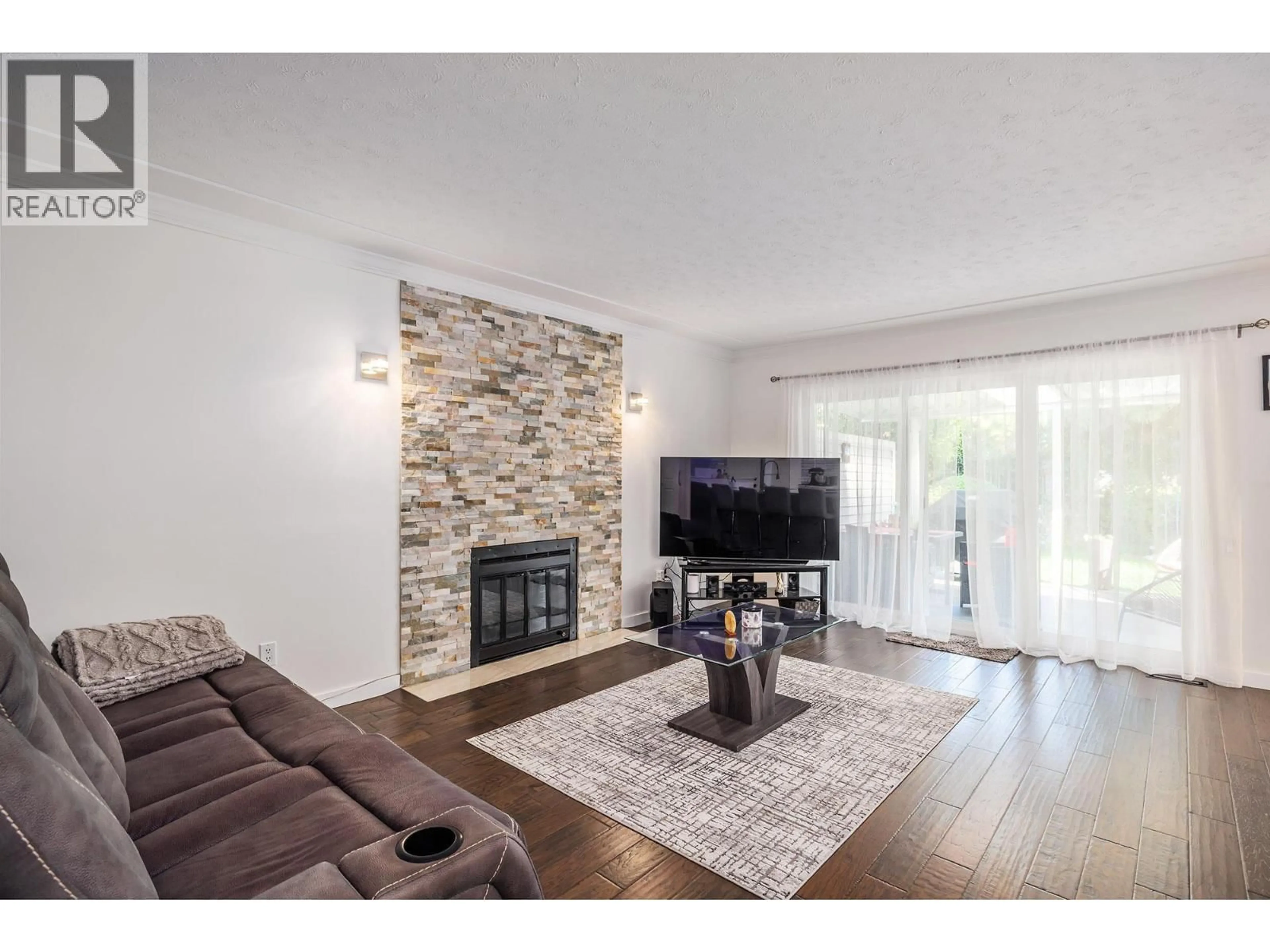 Living room with furniture, wood/laminate floor for 31 - 3370 CASORSO ROAD, Kelowna British Columbia V1Y2V4