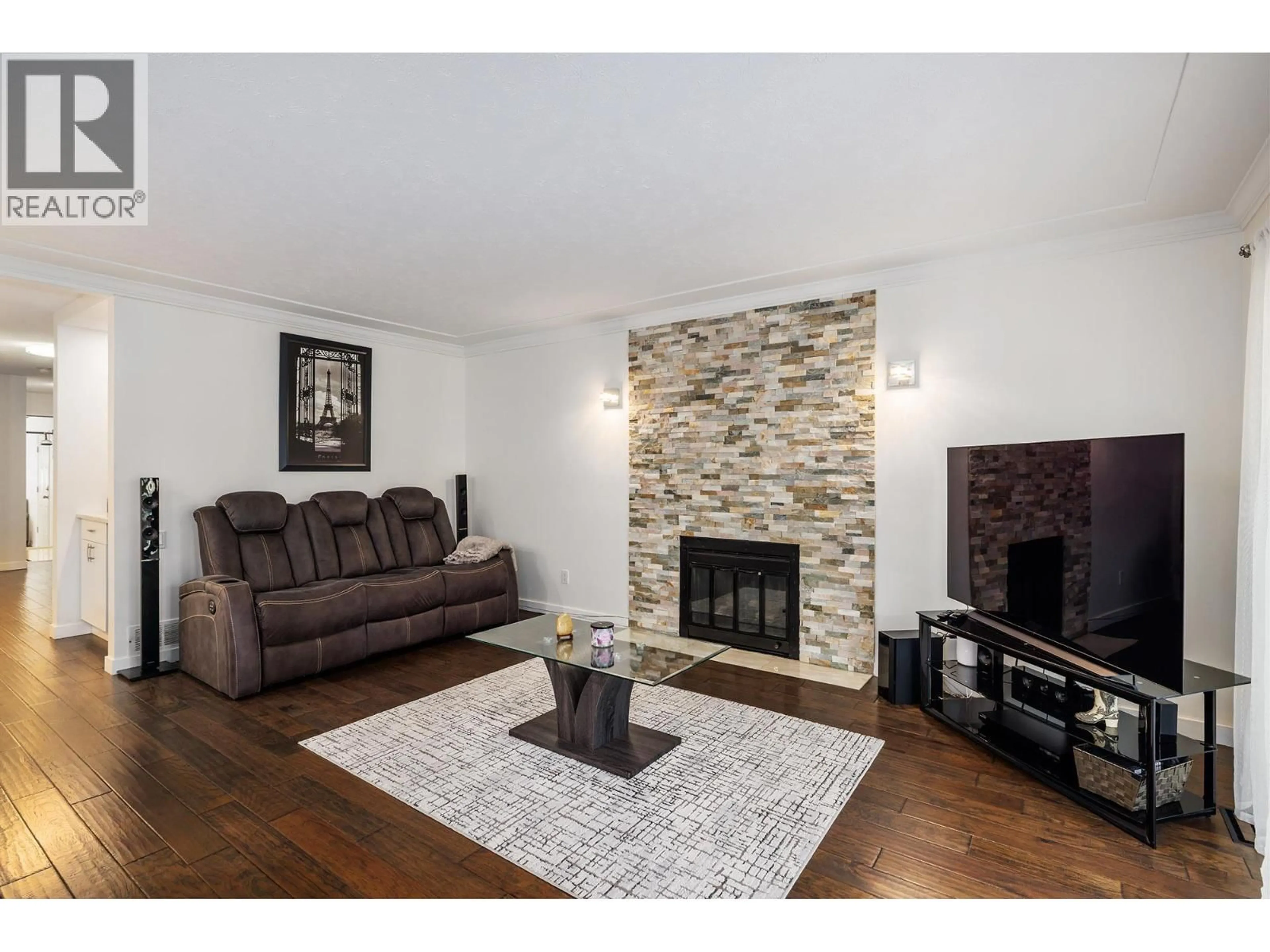 Living room with furniture, wood/laminate floor for 31 - 3370 CASORSO ROAD, Kelowna British Columbia V1Y2V4
