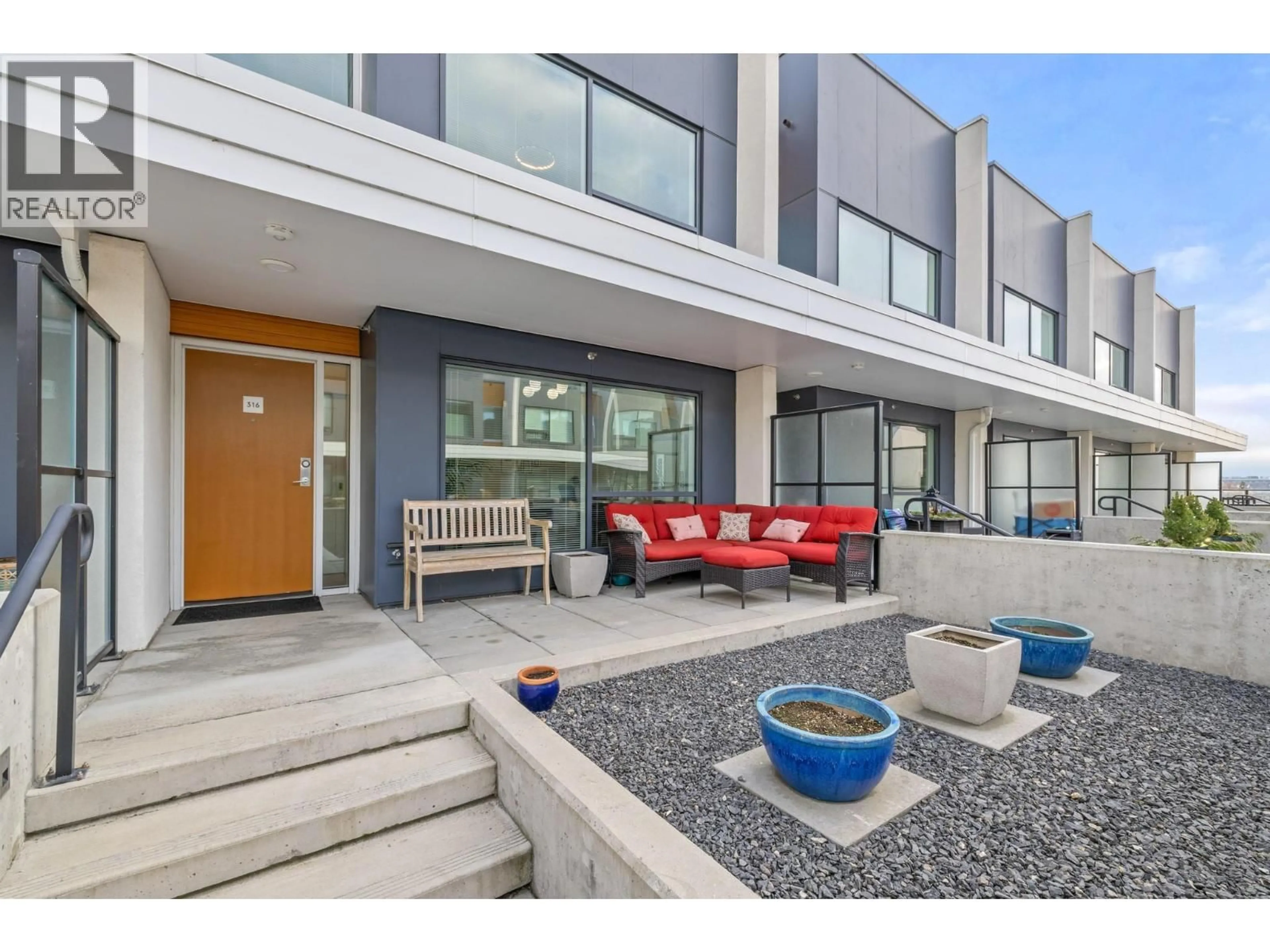 Patio, street for 316 - 3030 PANDOSY STREET, Kelowna British Columbia V1Y0C4