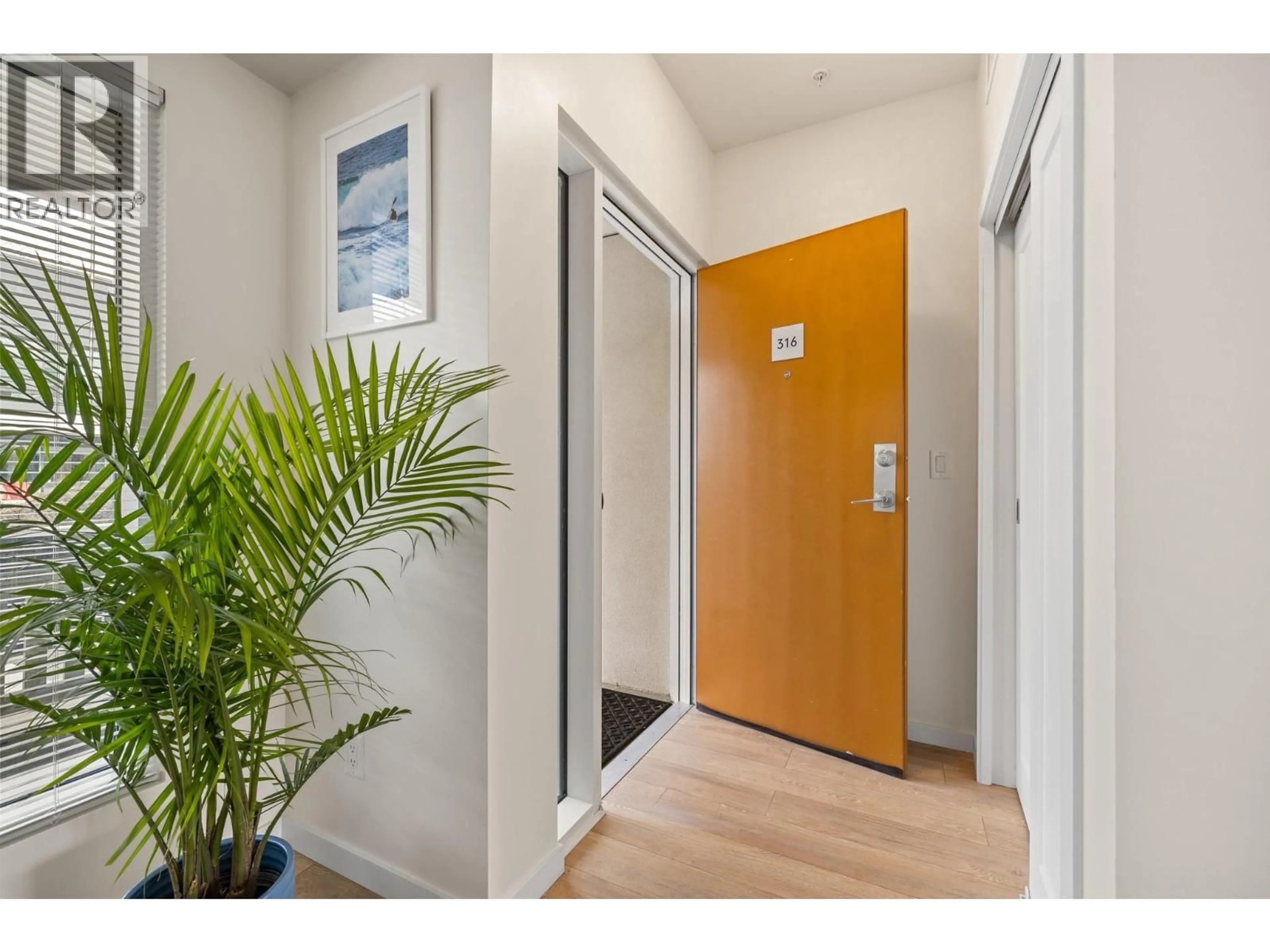 Indoor entryway for 316 - 3030 PANDOSY STREET, Kelowna British Columbia V1Y0C4