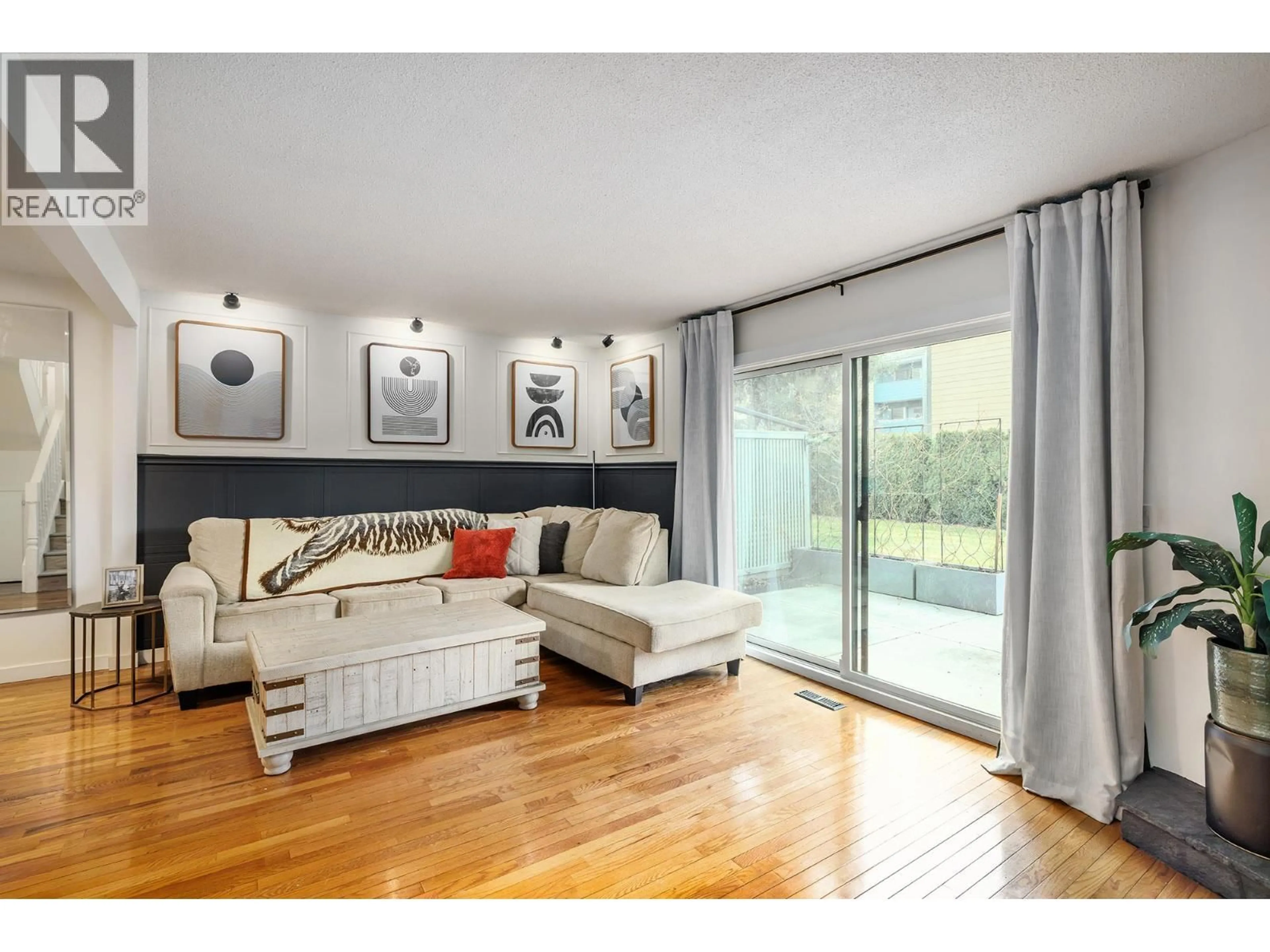 Living room with furniture, wood/laminate floor for 132 - 1050 SPRINGFIELD ROAD, Kelowna British Columbia V1Y8J7