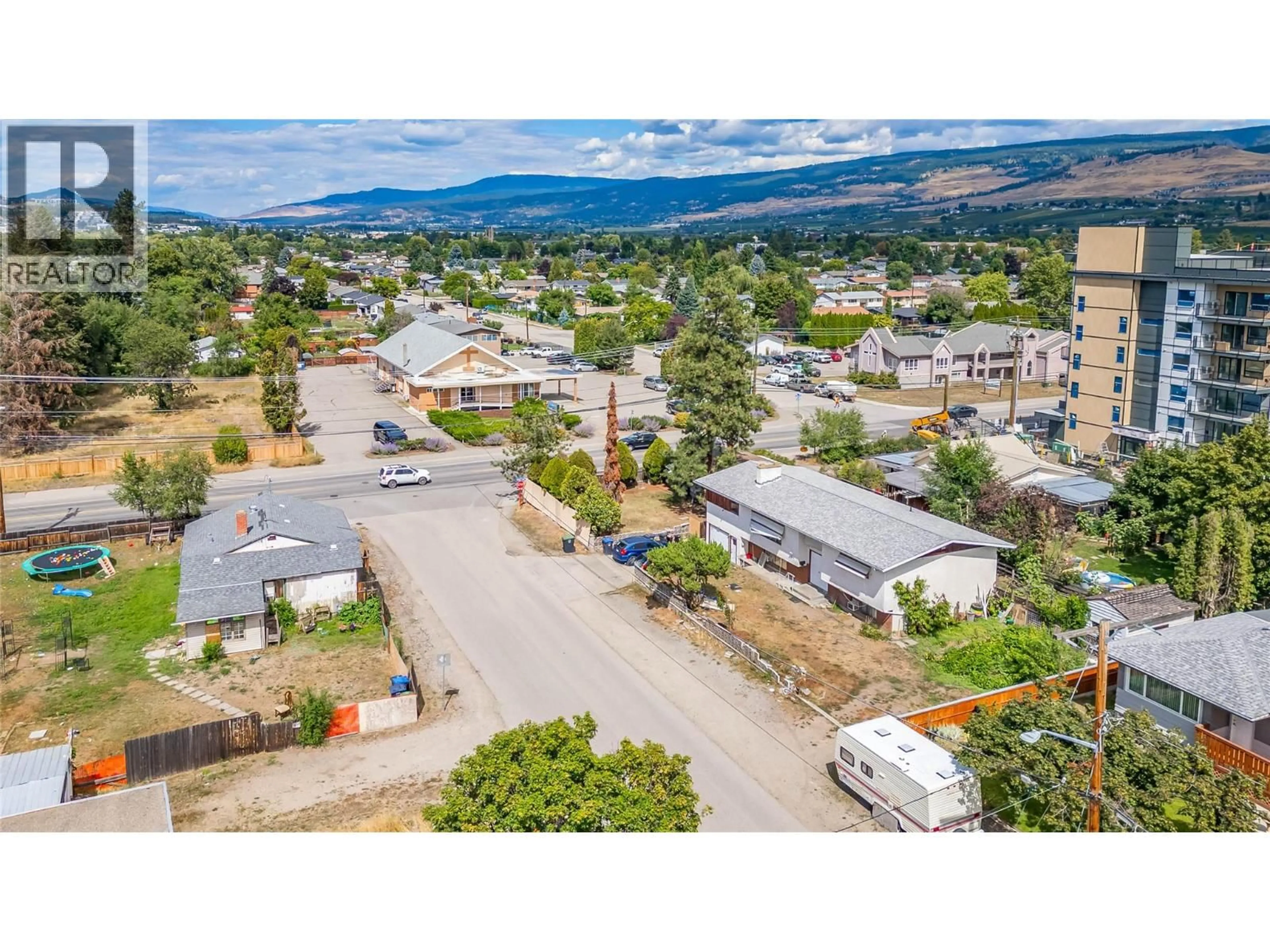 A pic from outside/outdoor area/front of a property/back of a property/a pic from drone, mountain view for 545 FROELICH ROAD, Kelowna British Columbia V1X3M7