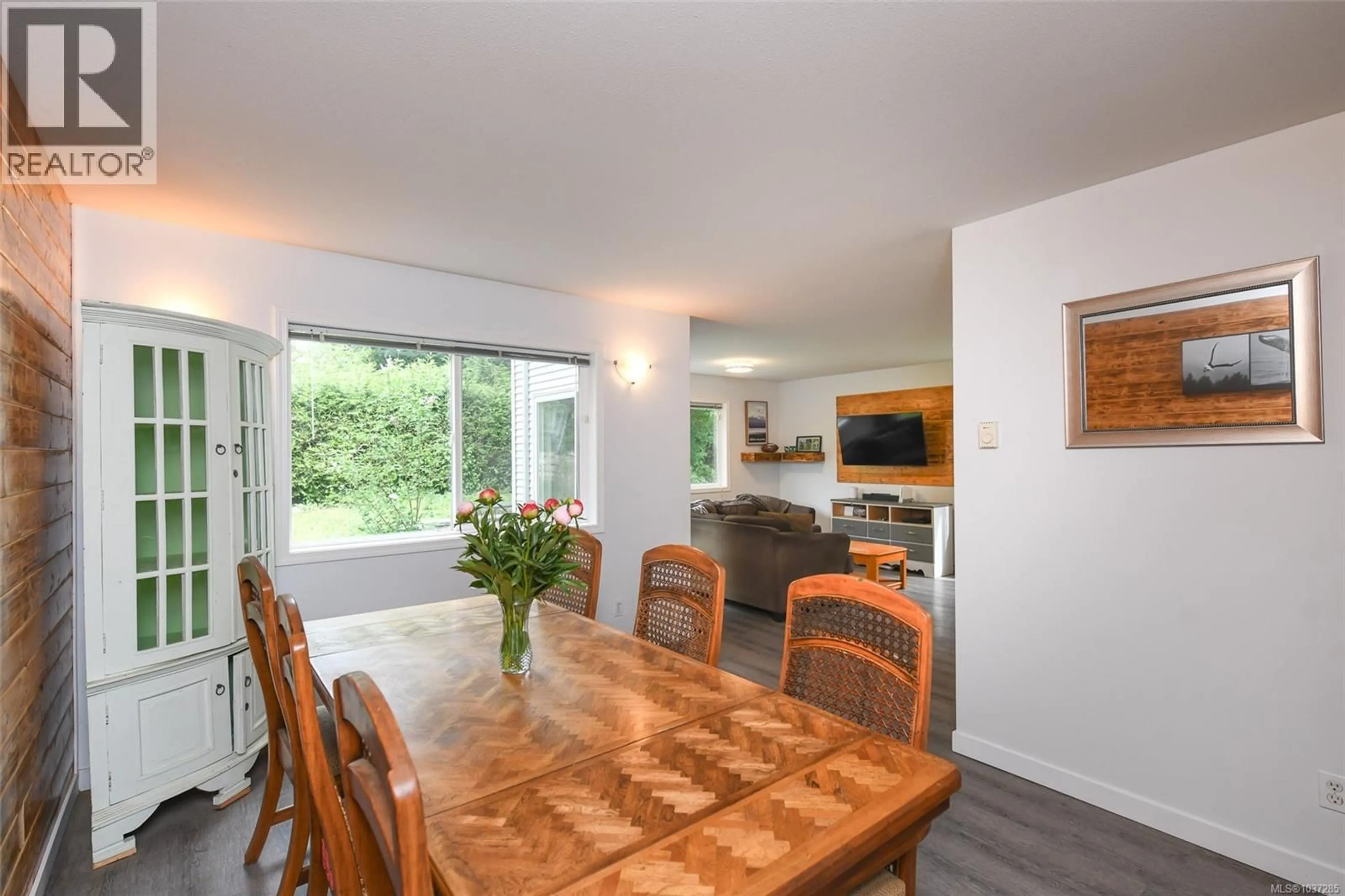 Dining room, wood/laminate floor for 2238 TAMARACK DRIVE, Courtenay British Columbia V9N9C1