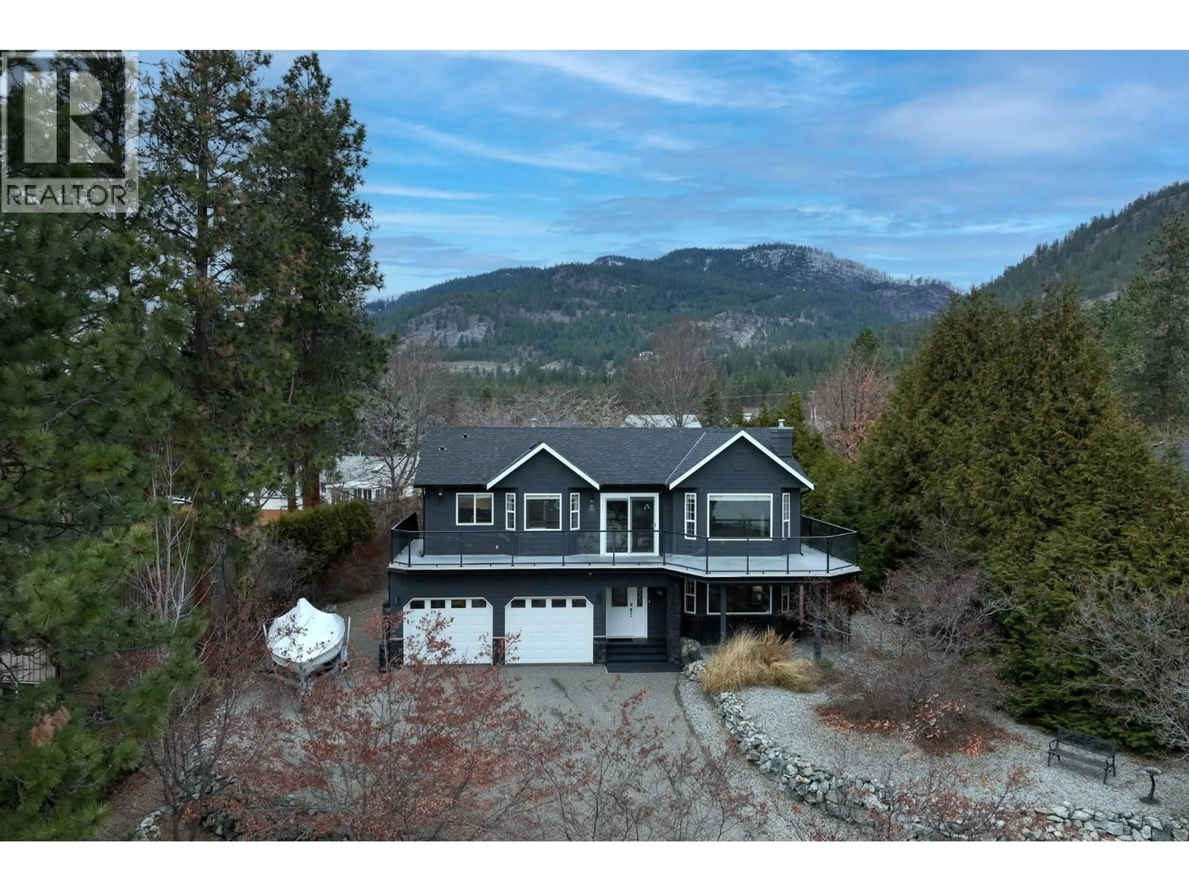 A pic from outside/outdoor area/front of a property/back of a property/a pic from drone, mountain view for 3920 TREPANIER HEIGHTS AVENUE, Peachland British Columbia V0H1X0