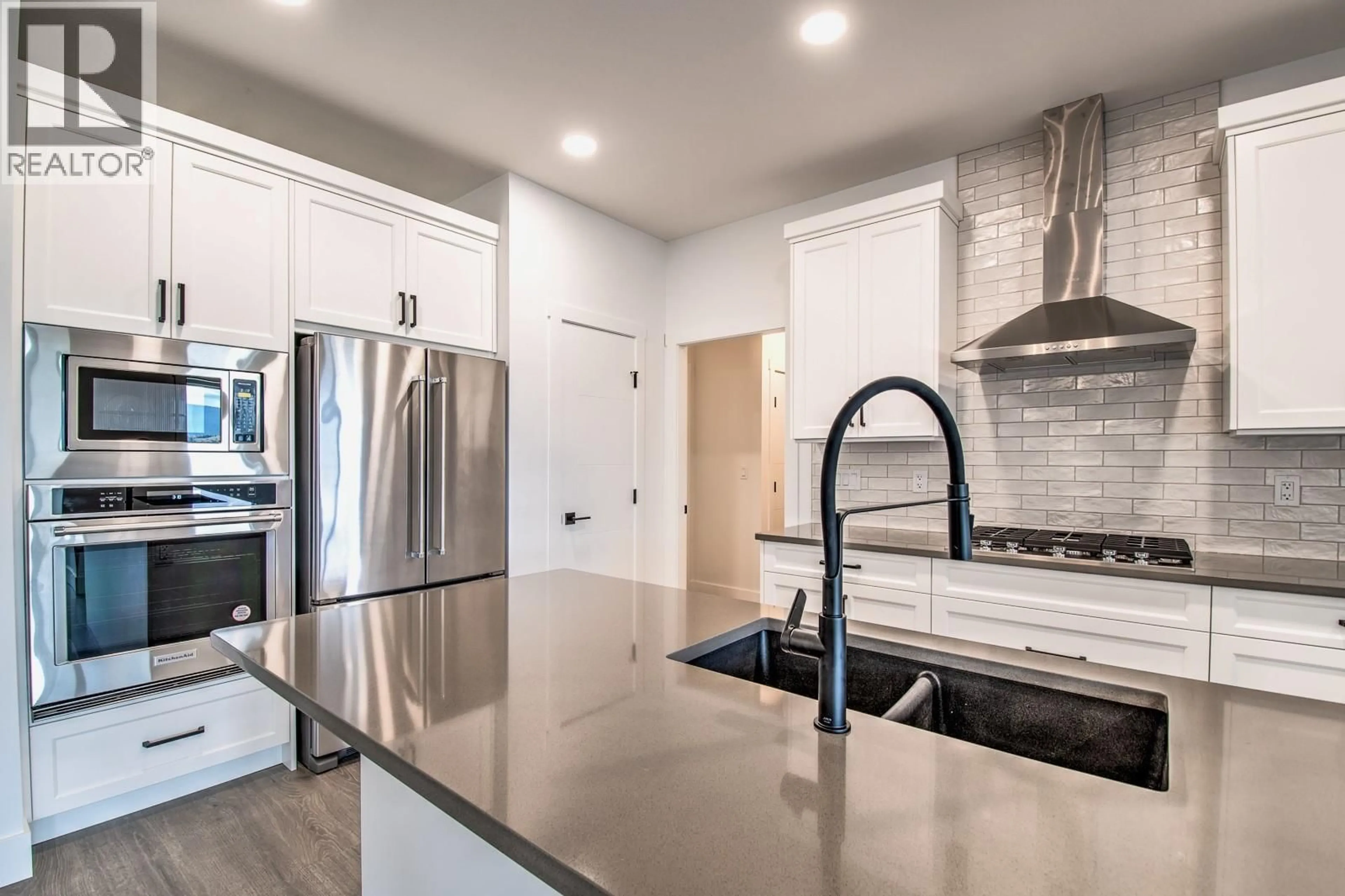 Open concept kitchen, ceramic/tile floor for 20 - 7735 OKANAGAN HILLS BOULEVARD, Vernon British Columbia V1H0A7