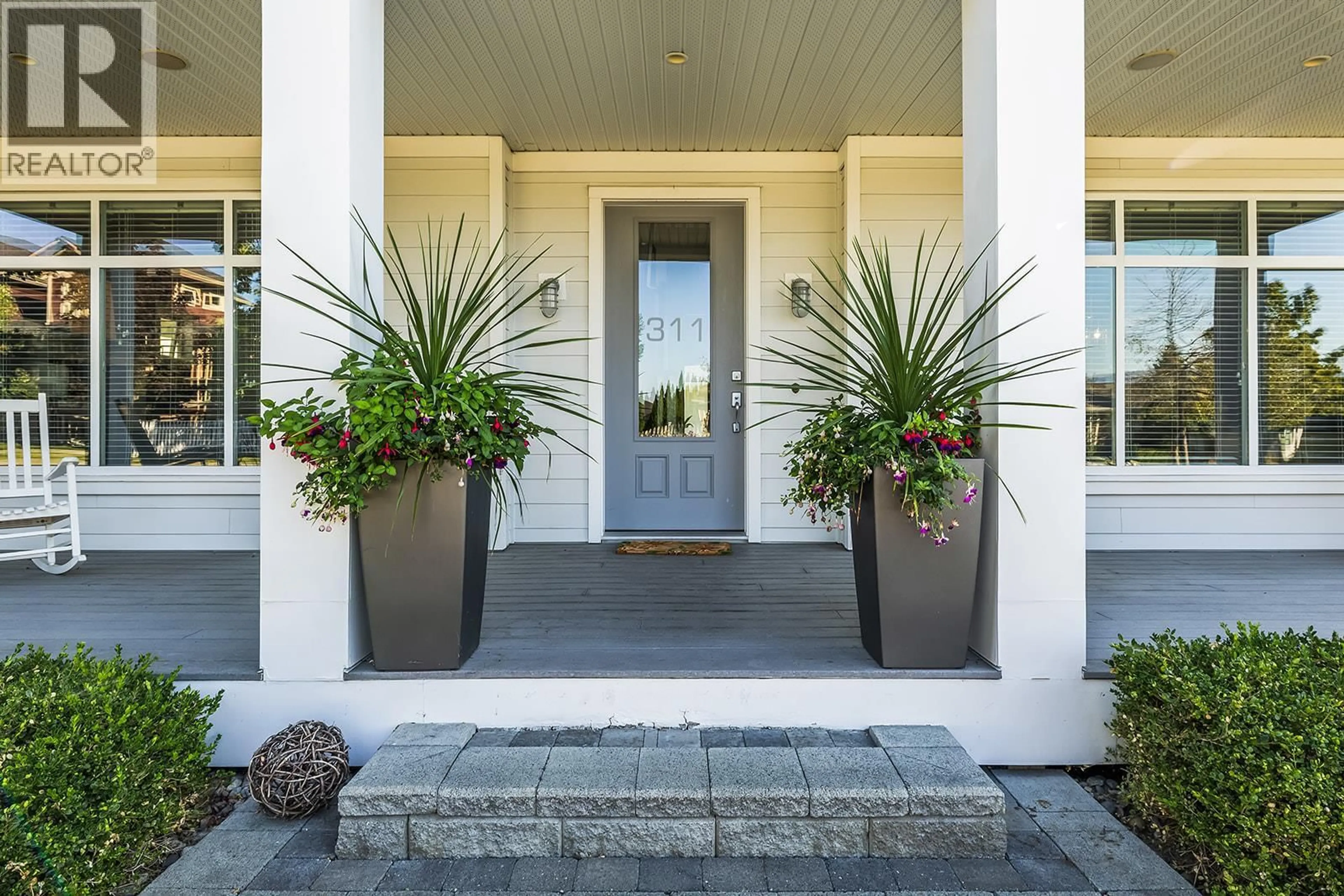 Indoor entryway for 311 PROVIDENCE AVENUE, Kelowna British Columbia V1W5C1