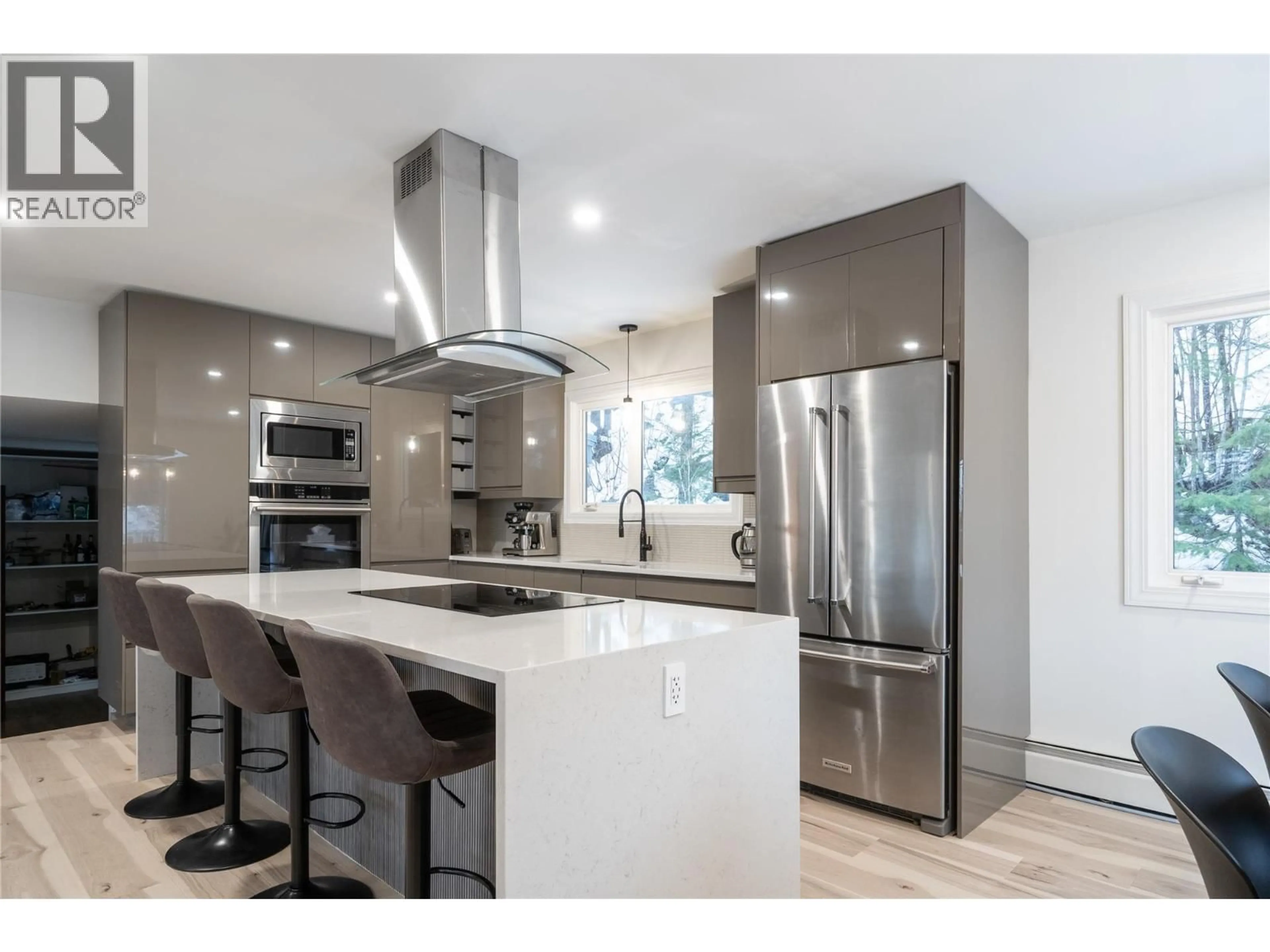 Contemporary kitchen, unknown for 488 ALPINE LANE, Revelstoke British Columbia V0E2S0