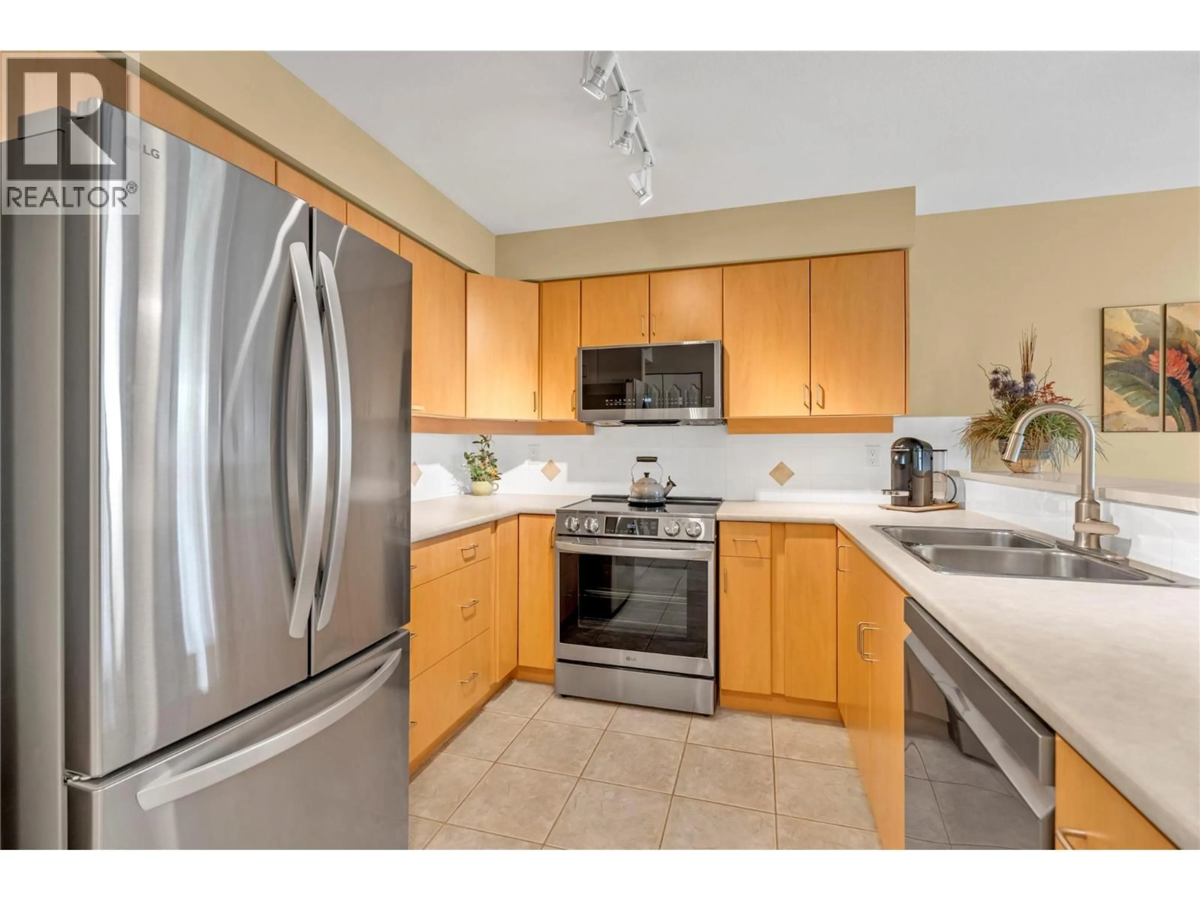 Standard kitchen, unknown for 304 - 7600 COTTONWOOD DRIVE, Osoyoos British Columbia V0H1V3