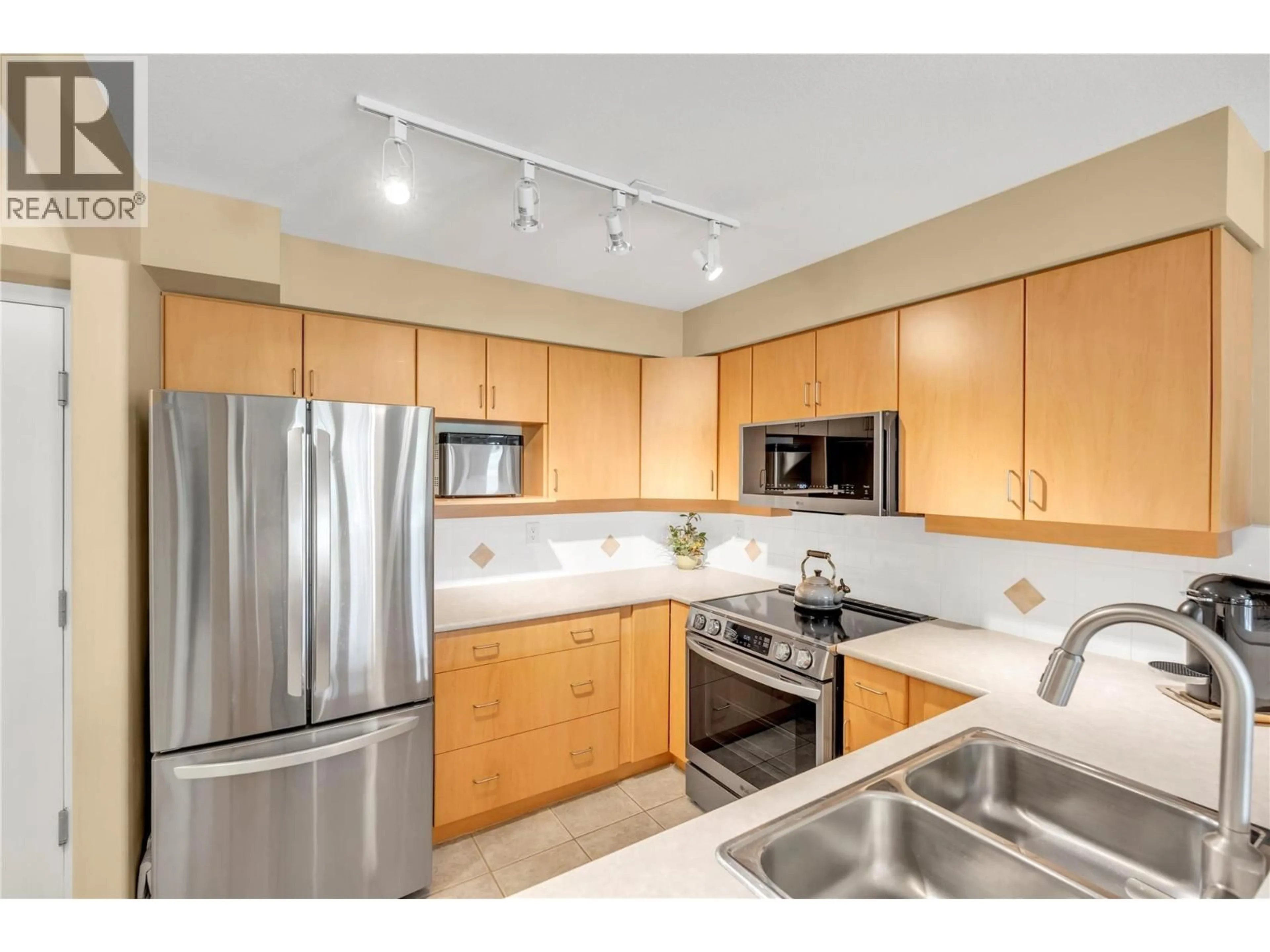 Standard kitchen, unknown for 304 - 7600 COTTONWOOD DRIVE, Osoyoos British Columbia V0H1V3