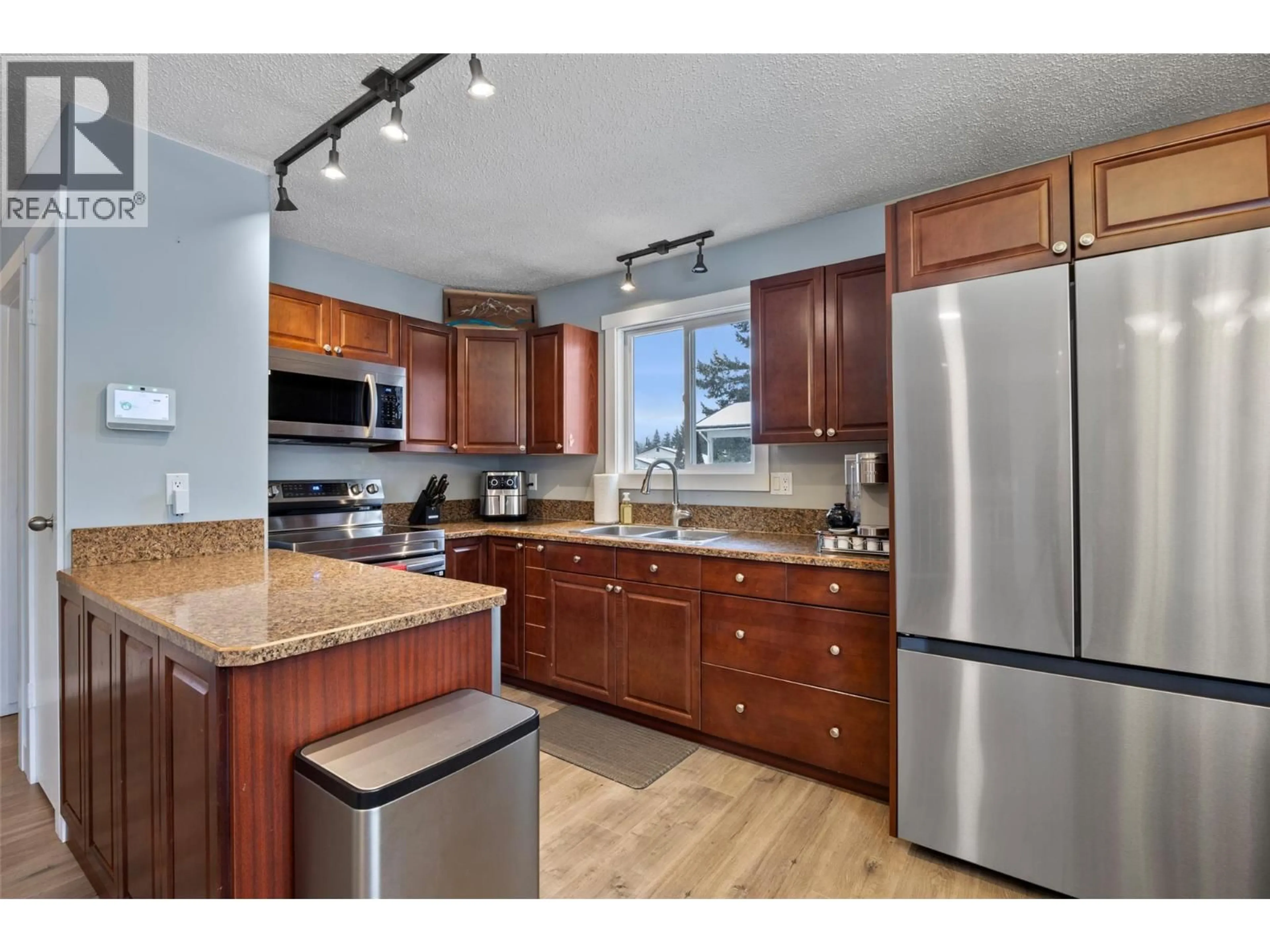 Open concept kitchen, wood/laminate floor for 453 ROBIN DRIVE, Barriere British Columbia V2H1T7