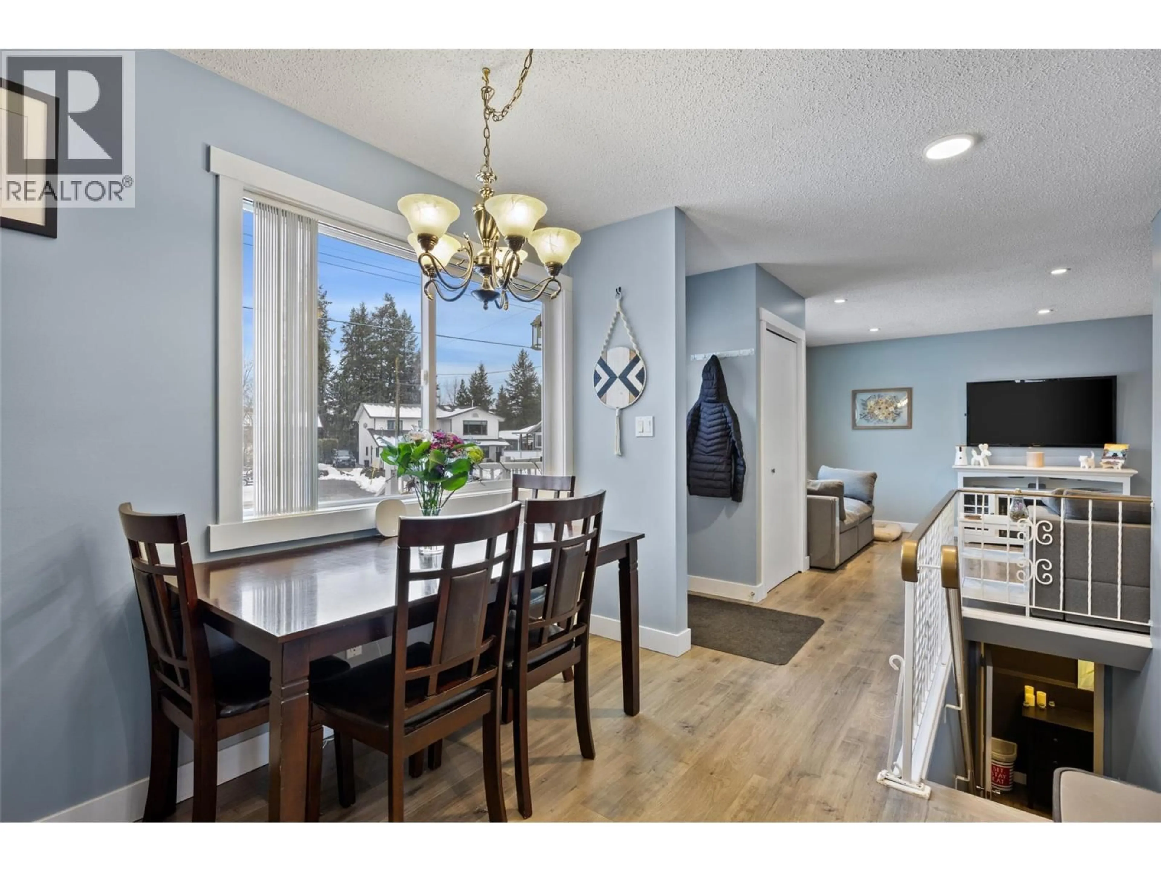 Open concept kitchen, wood/laminate floor for 453 ROBIN DRIVE, Barriere British Columbia V2H1T7