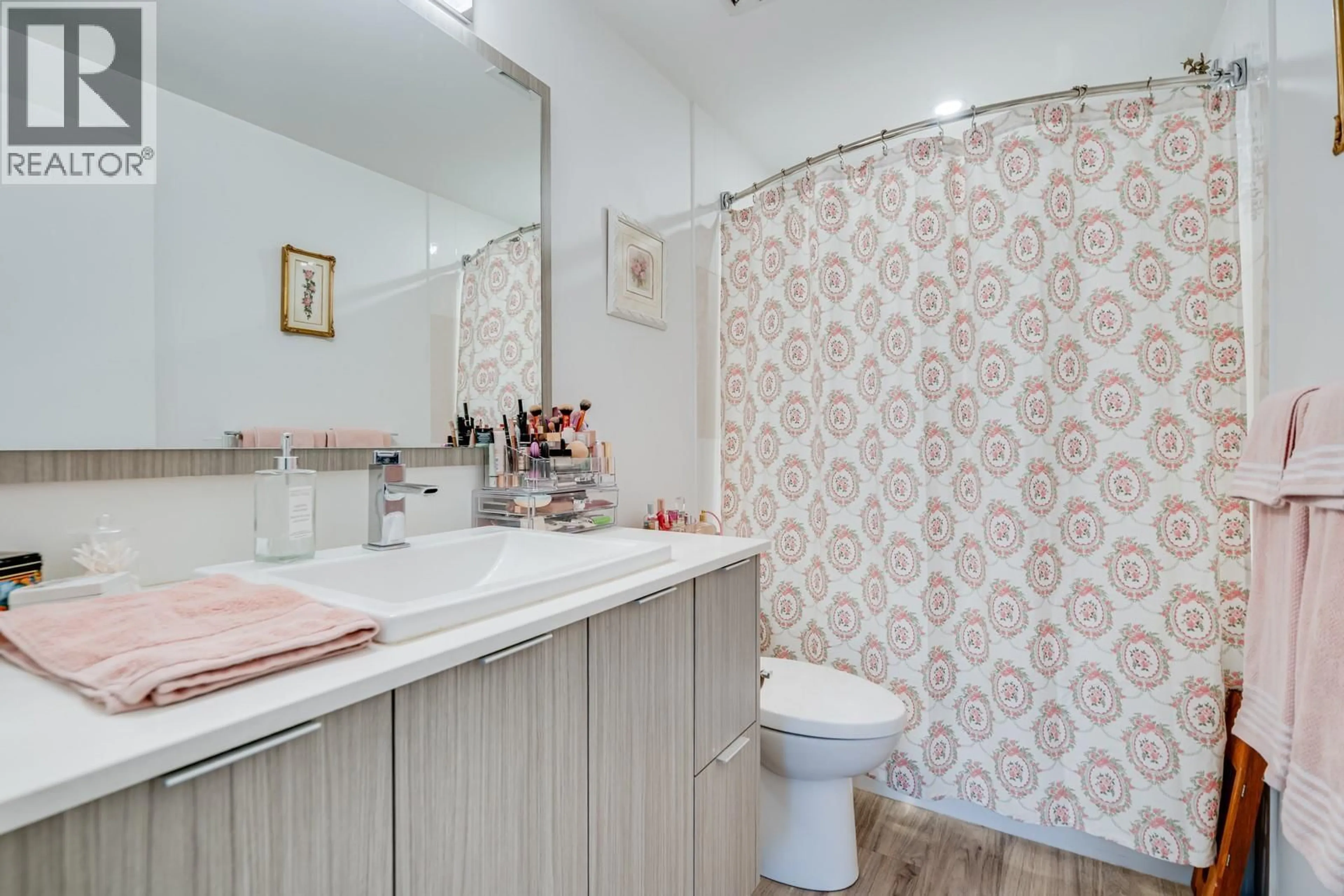 Standard bathroom, ceramic/tile floor for 115 - 1800 RICHTER STREET, Kelowna British Columbia V1Y6C7