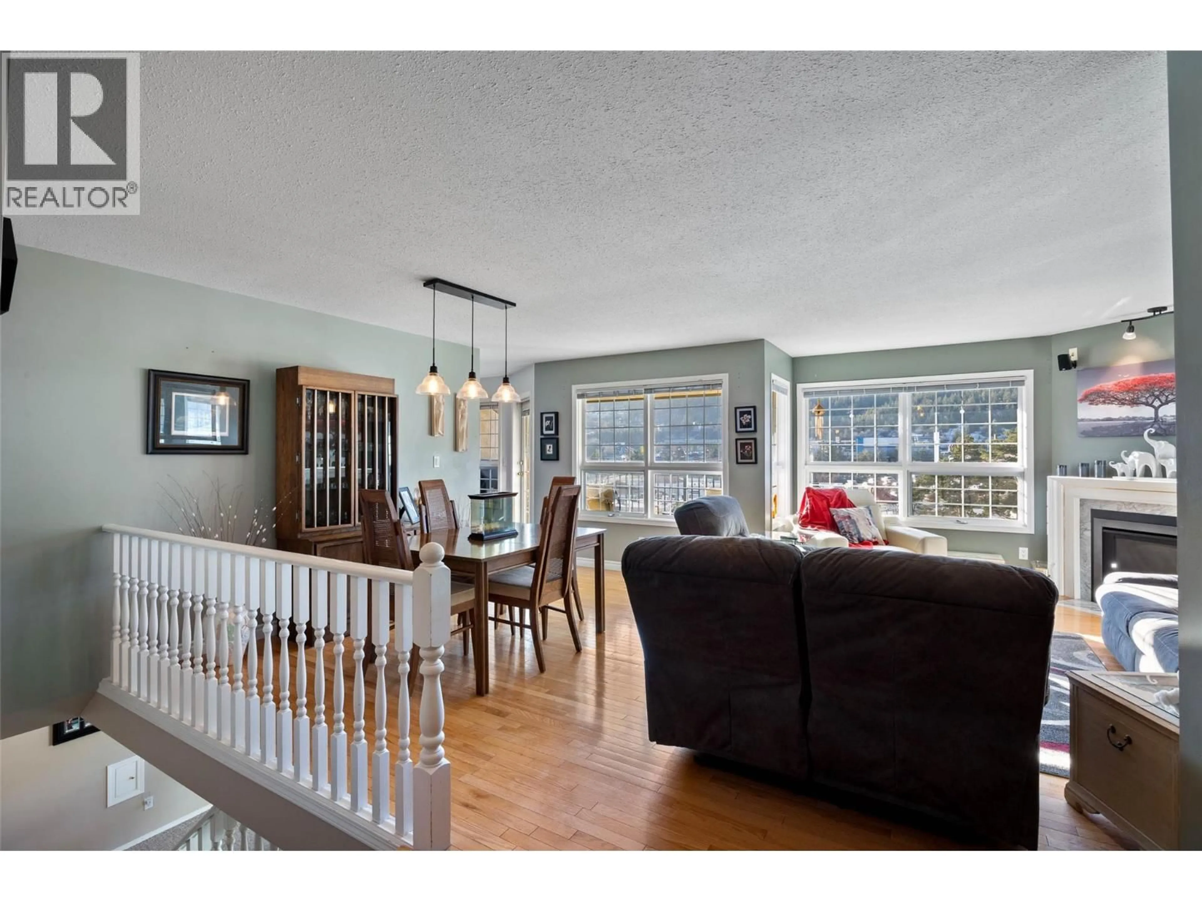 Living room with furniture, wood/laminate floor for 44 - 1750 PACIFIC WAY, Kamloops British Columbia V2E2K8