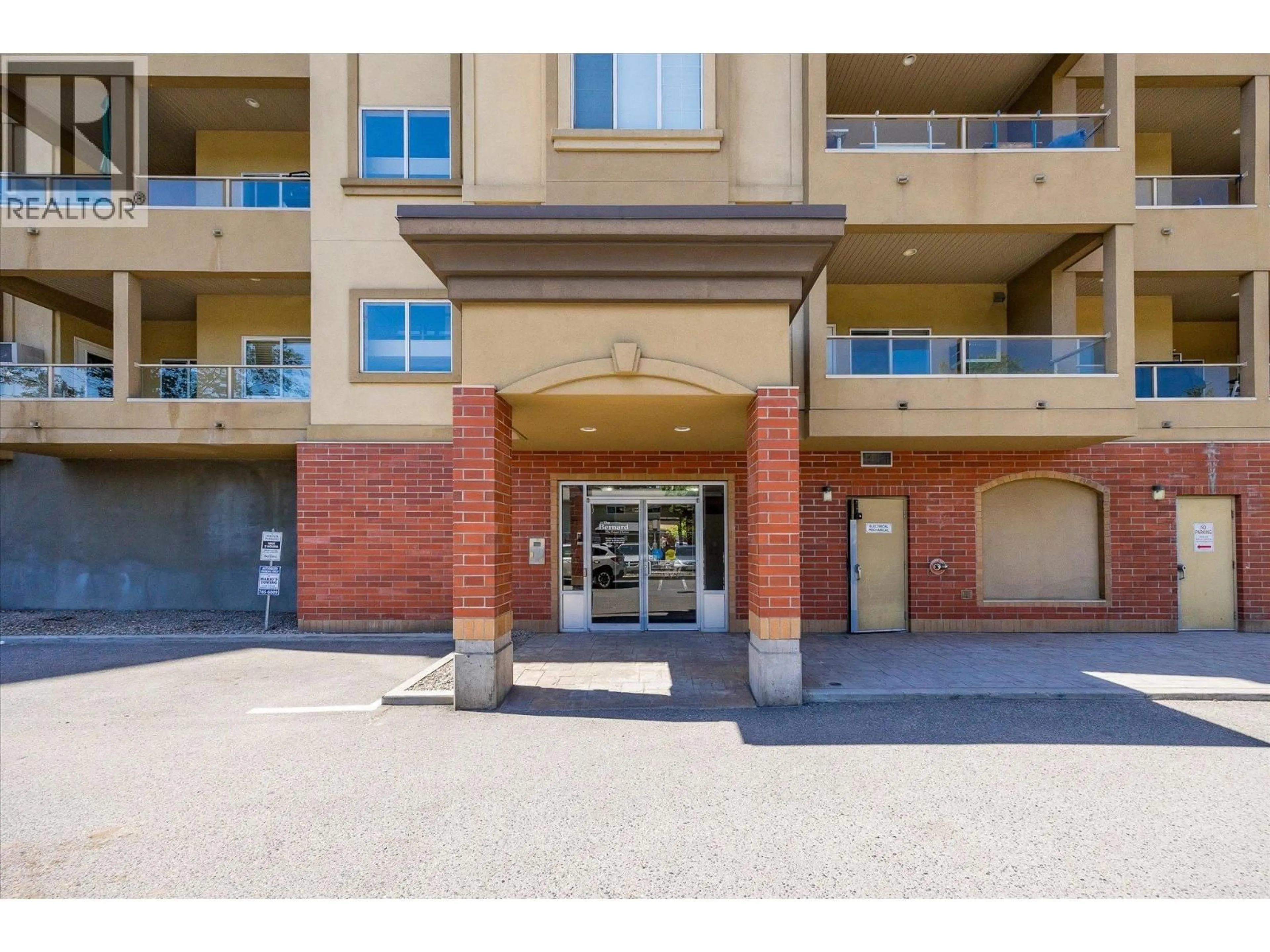 Indoor foyer for 204 - 1125 BERNARD AVENUE, Kelowna British Columbia V1Y6R3