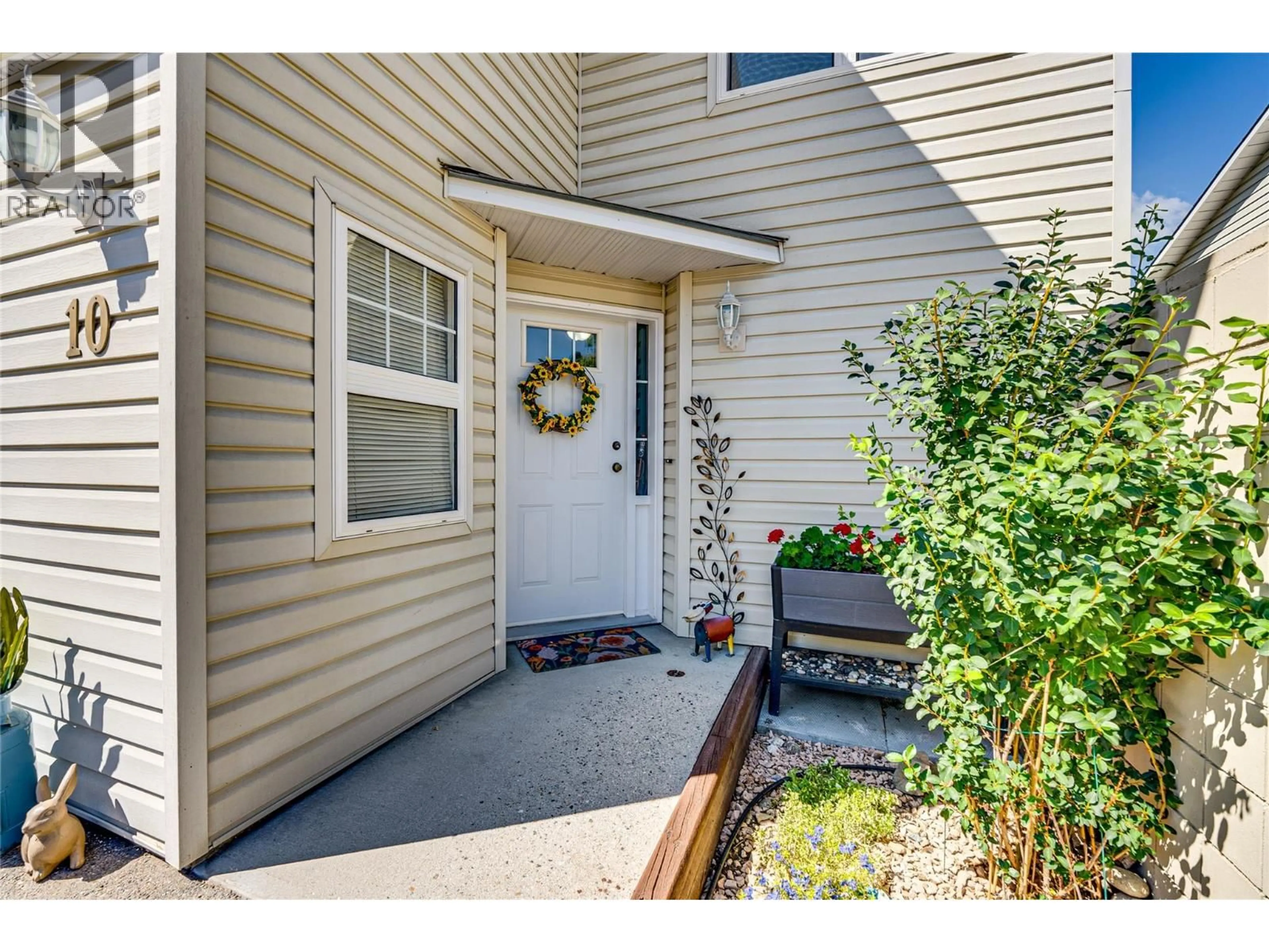 Indoor entryway for 10 - 3485 ROSEDALE AVENUE, Armstrong British Columbia V0E1B2