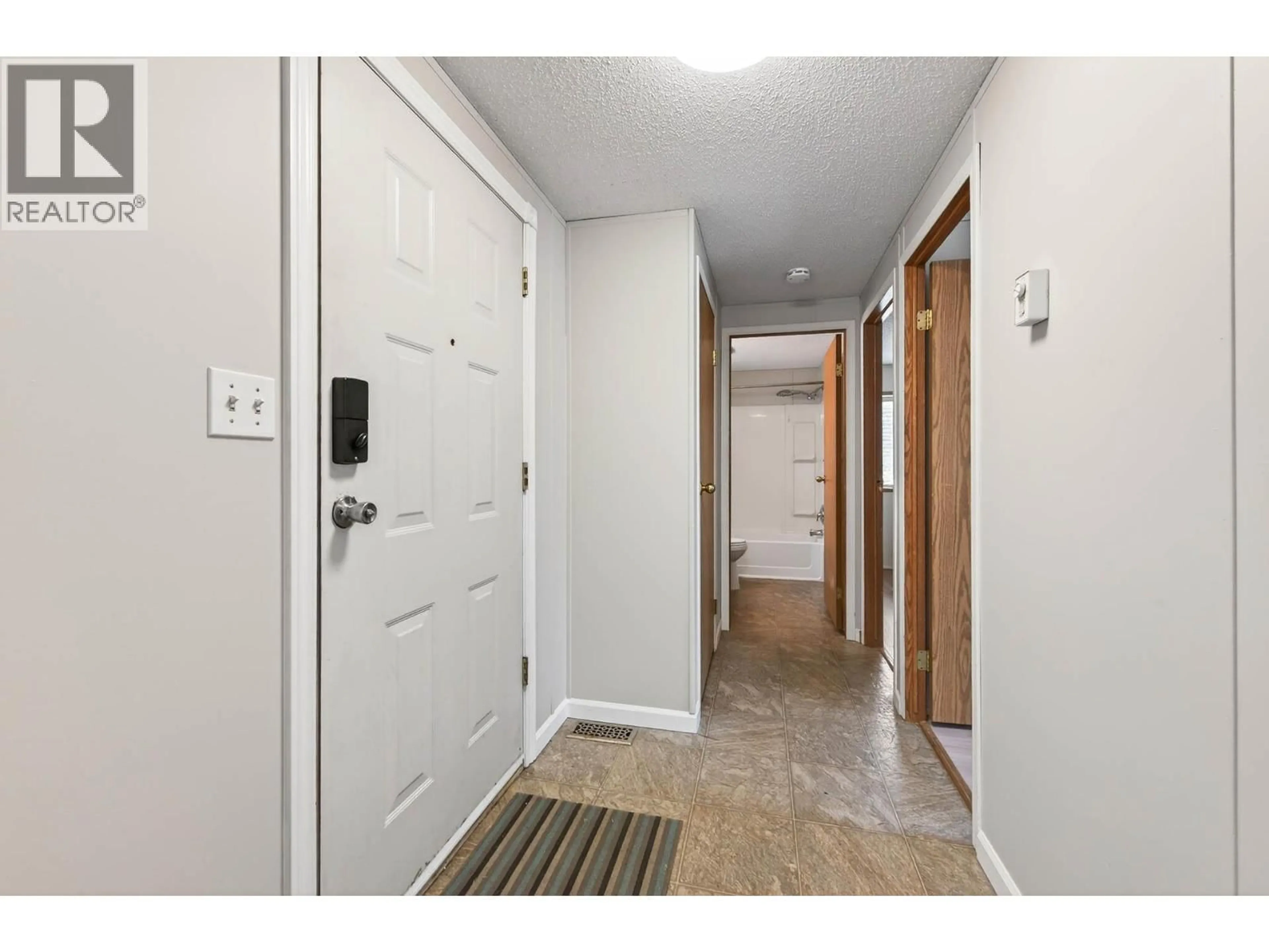 Indoor entryway for 102 - 1555 HOWE ROAD, Kamloops British Columbia V1S1Y4