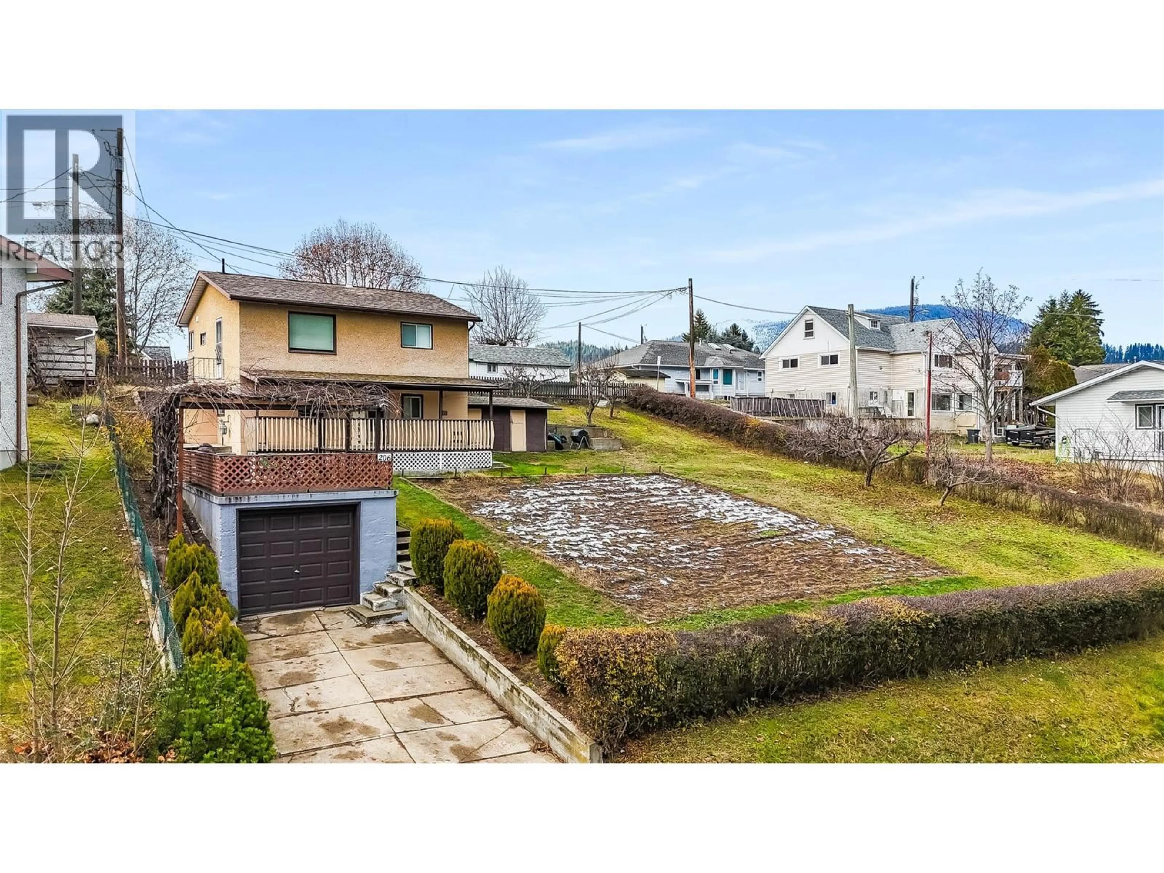 A pic from outside/outdoor area/front of a property/back of a property/a pic from drone, street for 206 6TH AVENUE, Castlegar British Columbia V1N2C6