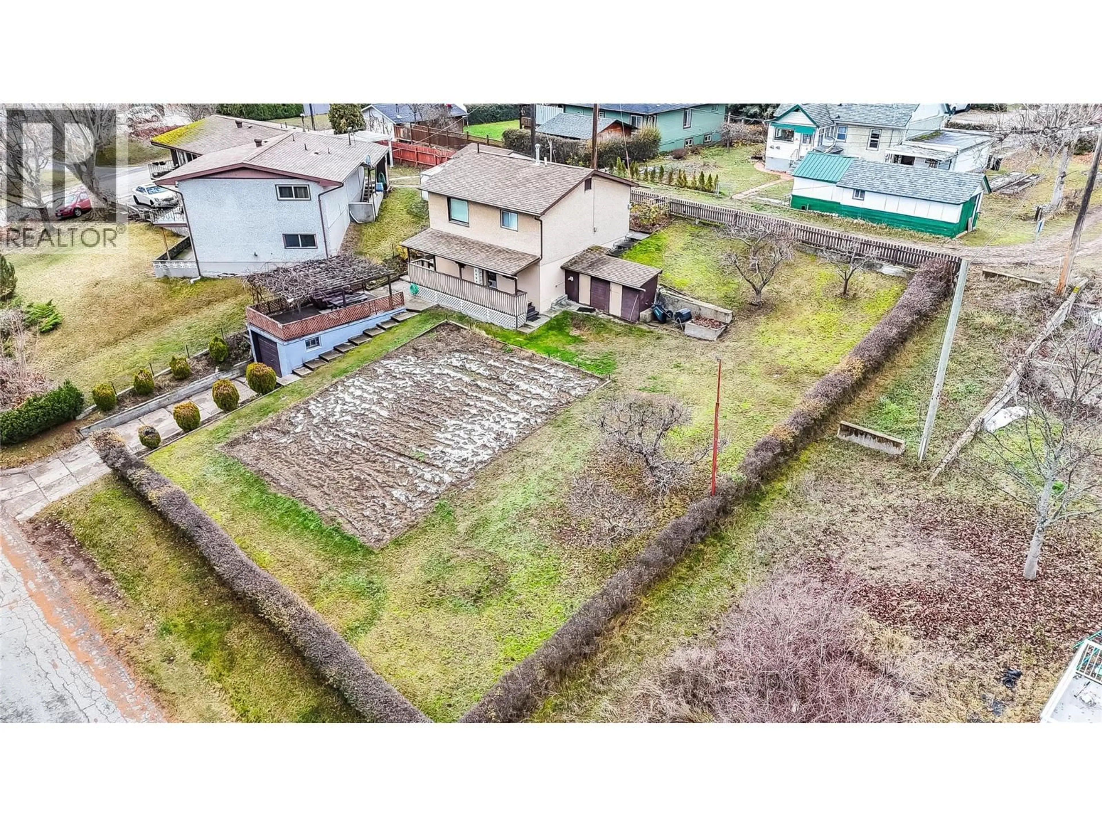 A pic from outside/outdoor area/front of a property/back of a property/a pic from drone, building for 206 6TH AVENUE, Castlegar British Columbia V1N2C6