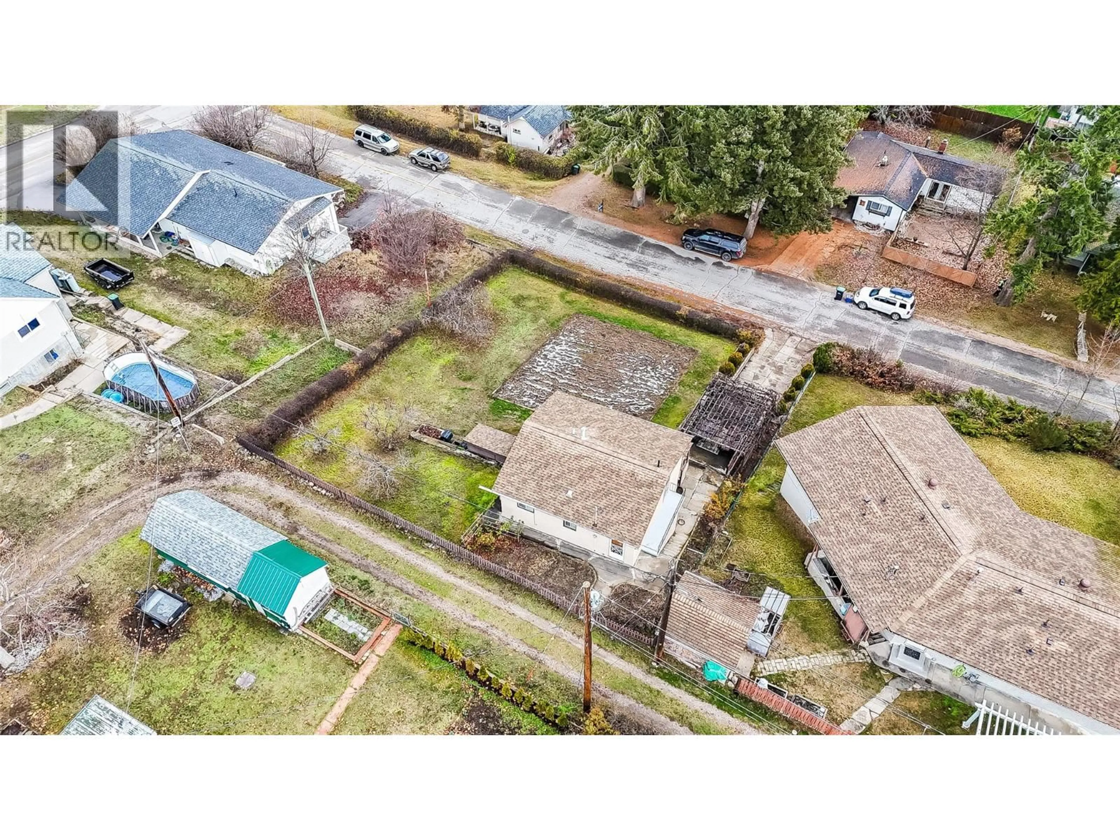 A pic from outside/outdoor area/front of a property/back of a property/a pic from drone, street for 206 6TH AVENUE, Castlegar British Columbia V1N2C6