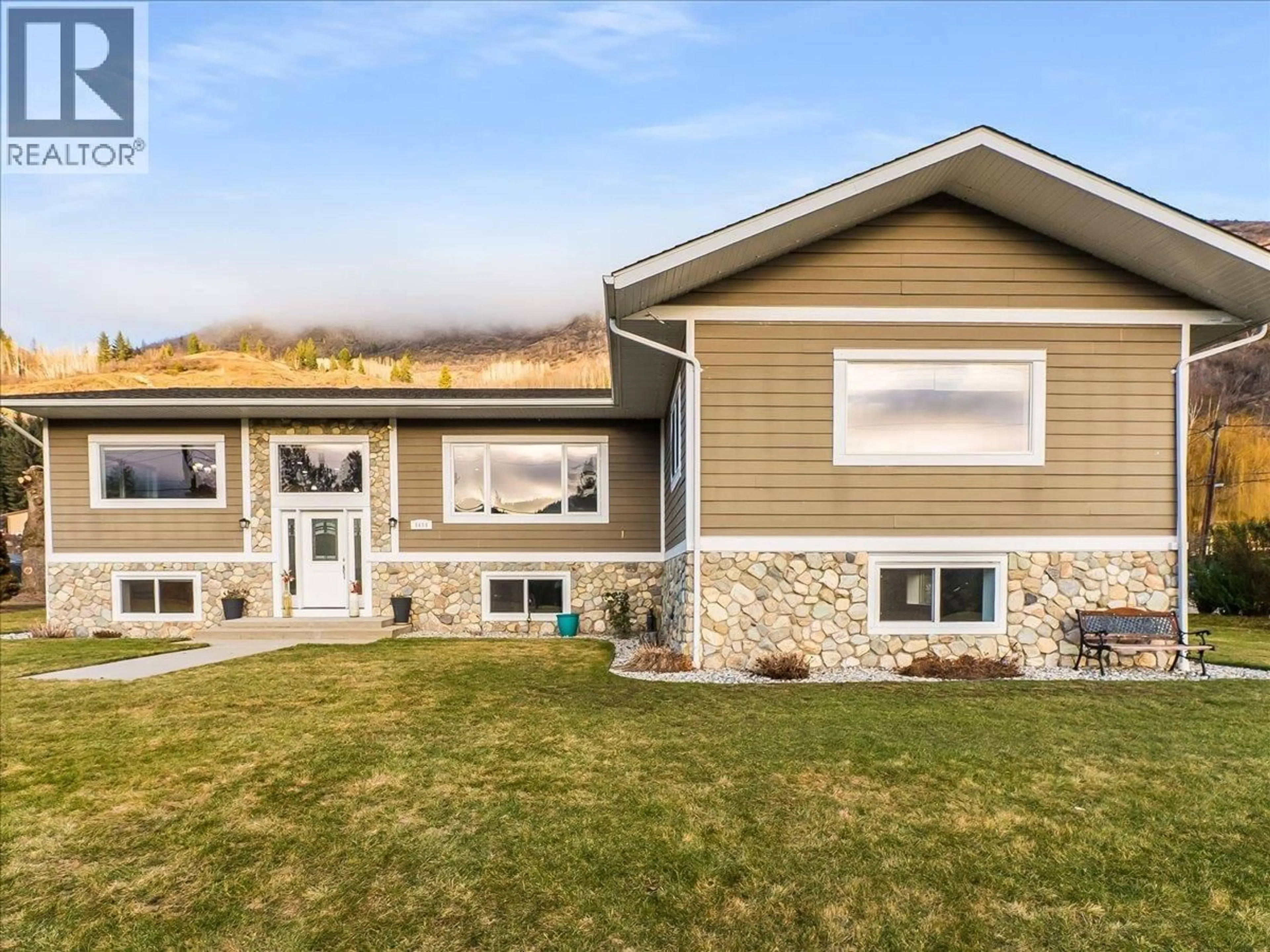 Home with vinyl exterior material, mountain view for 8480 HIGHWAY 22A OTHER, Trail British Columbia V1R4W8