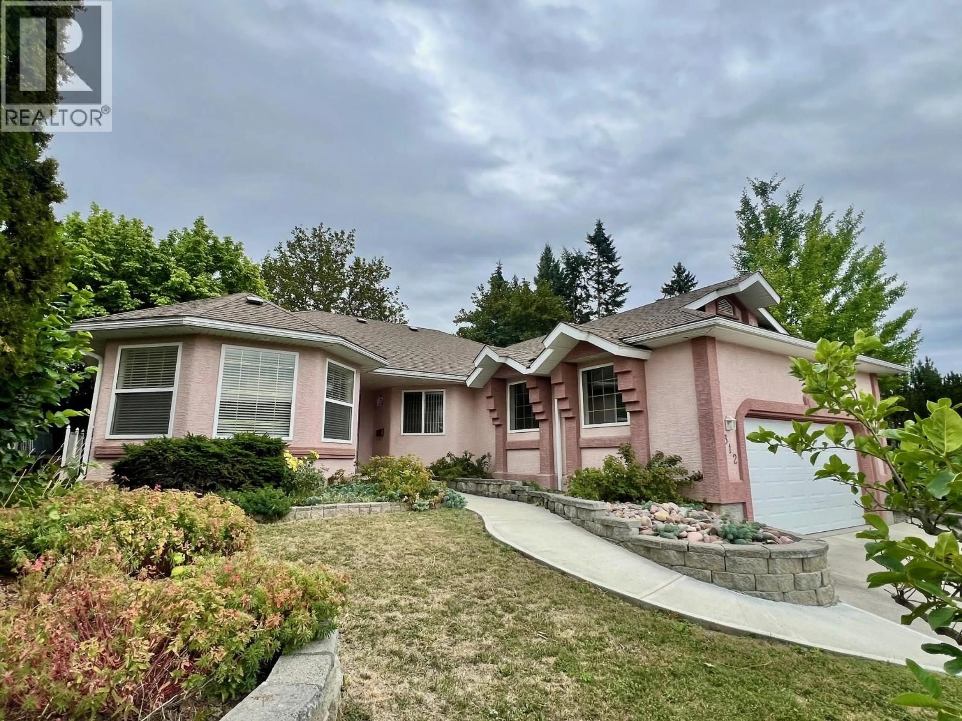 Home with vinyl exterior material, street for 312 4TH AVENUE SOUTH, Creston British Columbia V0B1G3
