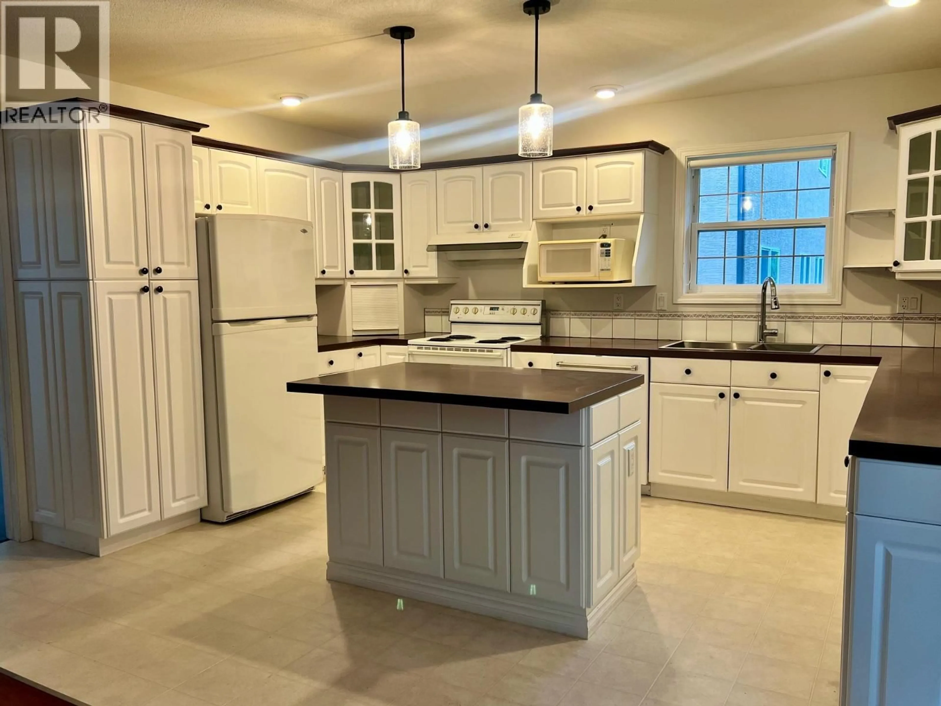 Open concept kitchen, ceramic/tile floor for 312 4TH AVENUE SOUTH, Creston British Columbia V0B1G3