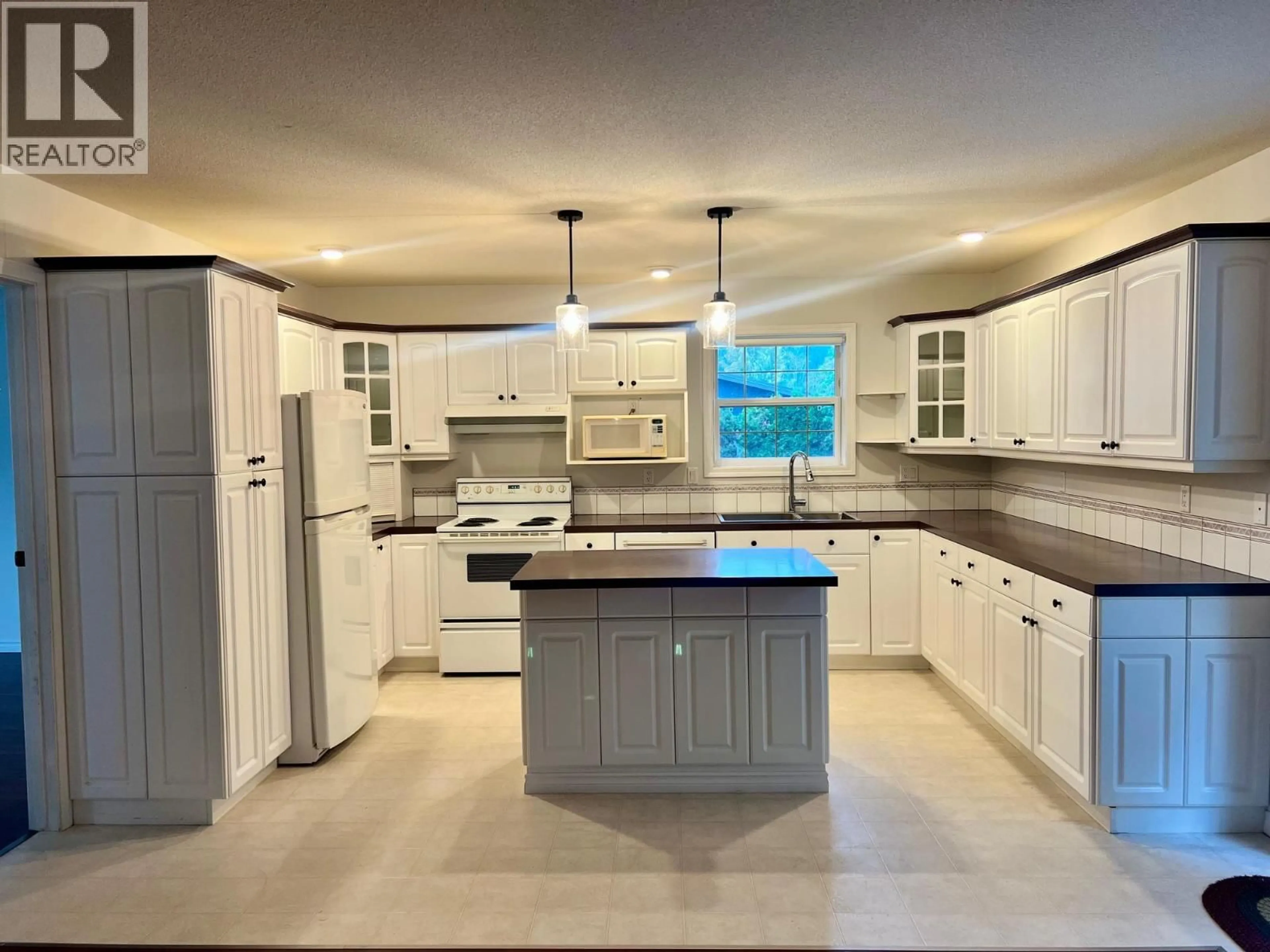 Open concept kitchen, ceramic/tile floor for 312 4TH AVENUE SOUTH, Creston British Columbia V0B1G3