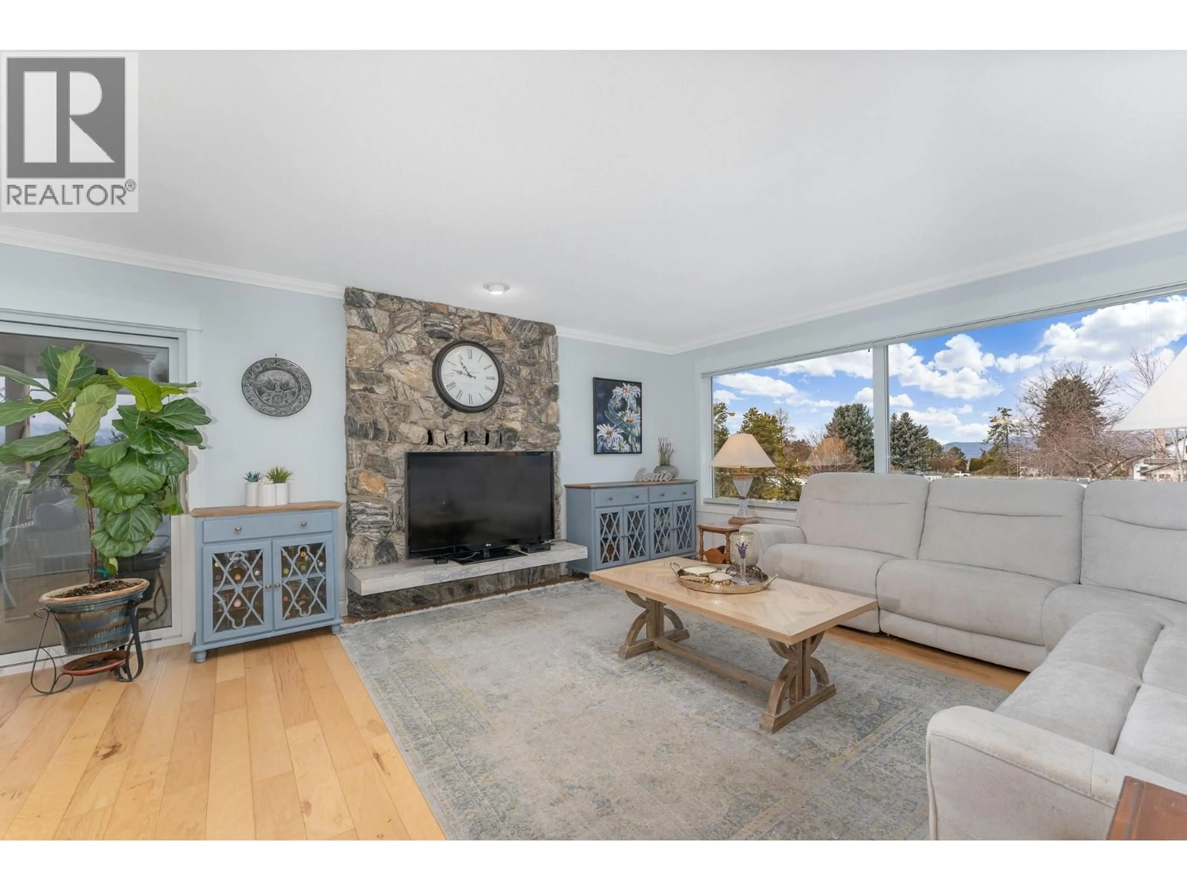 Living room with furniture, unknown for 431 UPLAND DRIVE, Coldstream British Columbia V1B2X7