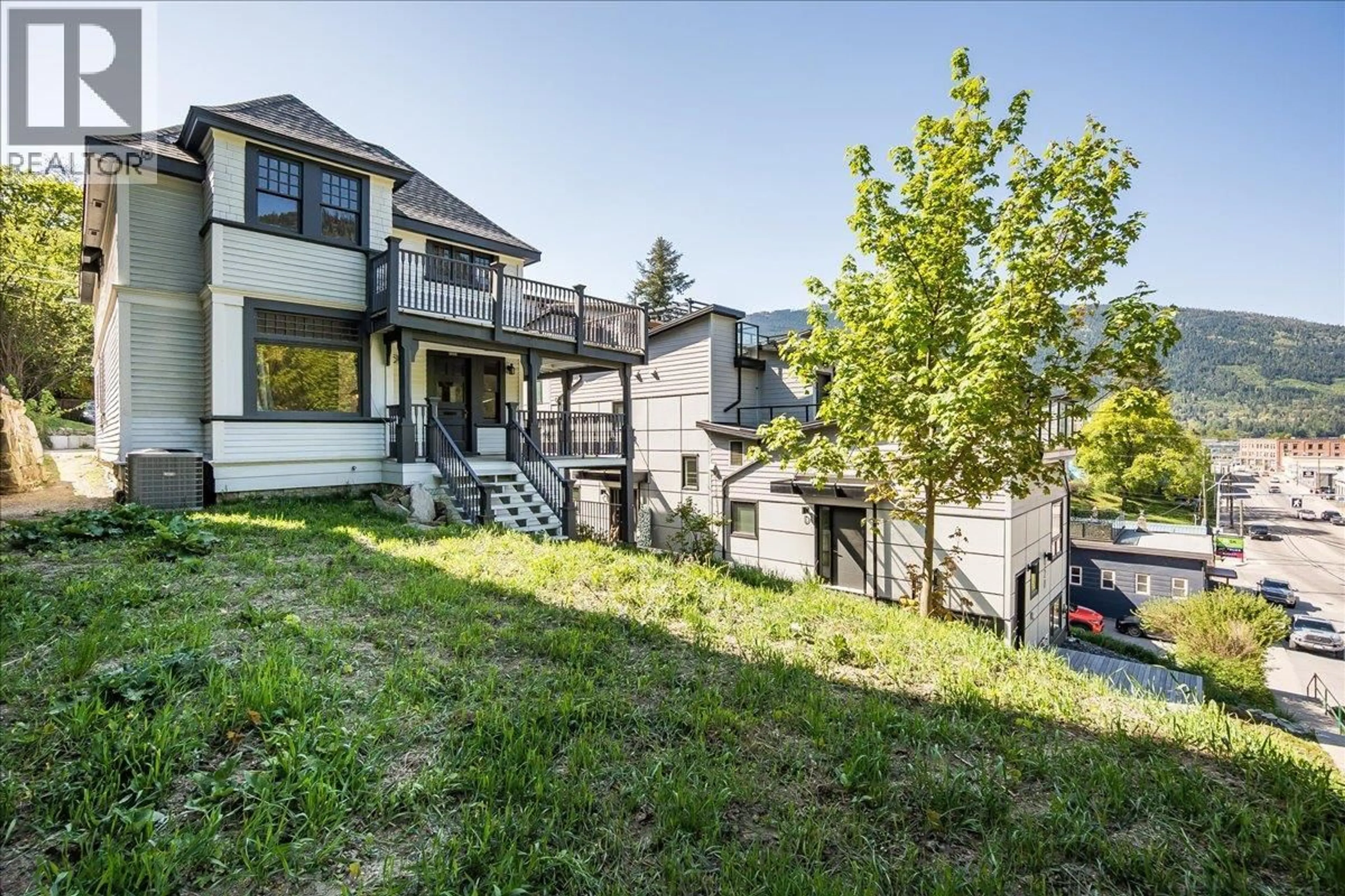 A pic from outside/outdoor area/front of a property/back of a property/a pic from drone, mountain view for 922 FRONT STREET, Nelson British Columbia V1L4C2
