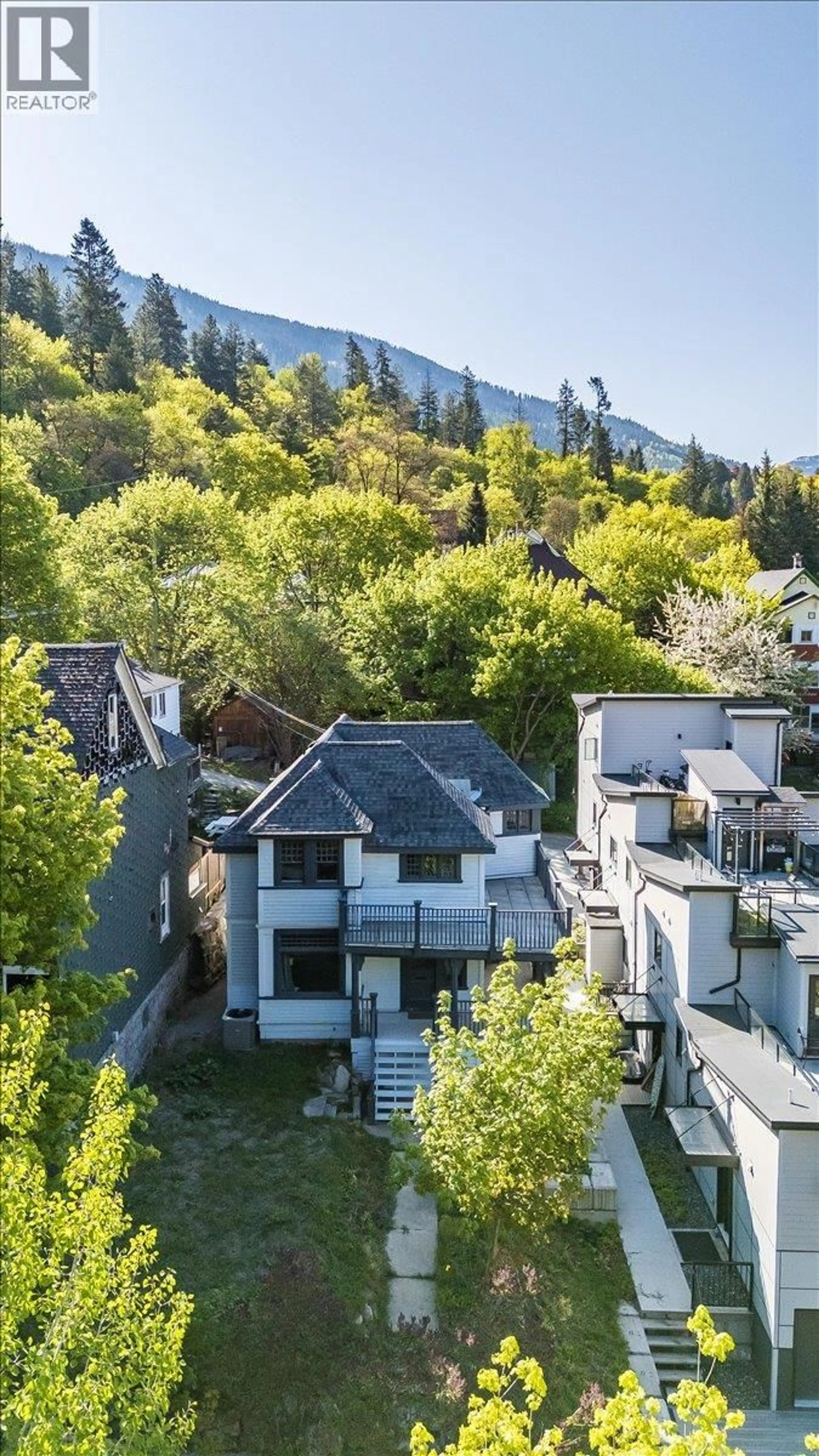 A pic from outside/outdoor area/front of a property/back of a property/a pic from drone, mountain view for 922 FRONT STREET, Nelson British Columbia V1L4C2