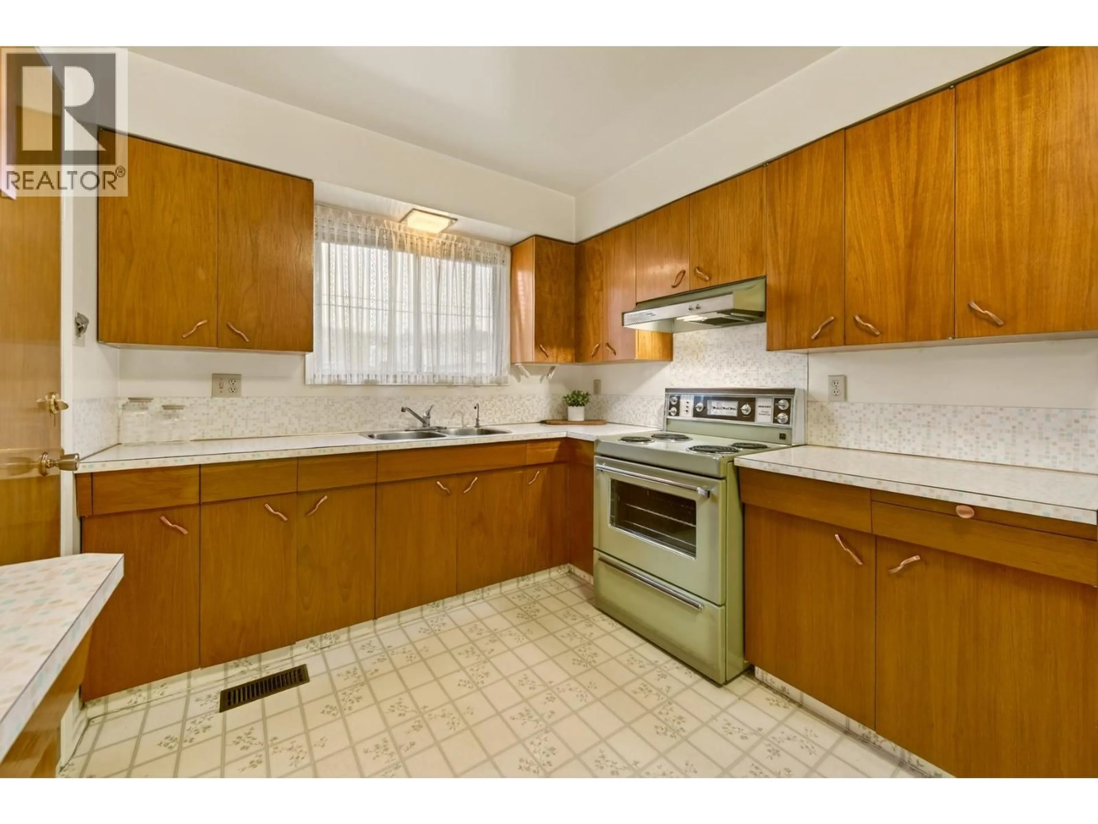 Standard kitchen, unknown for 659 COLUMBIA STREET, Kamloops British Columbia V2C2V2