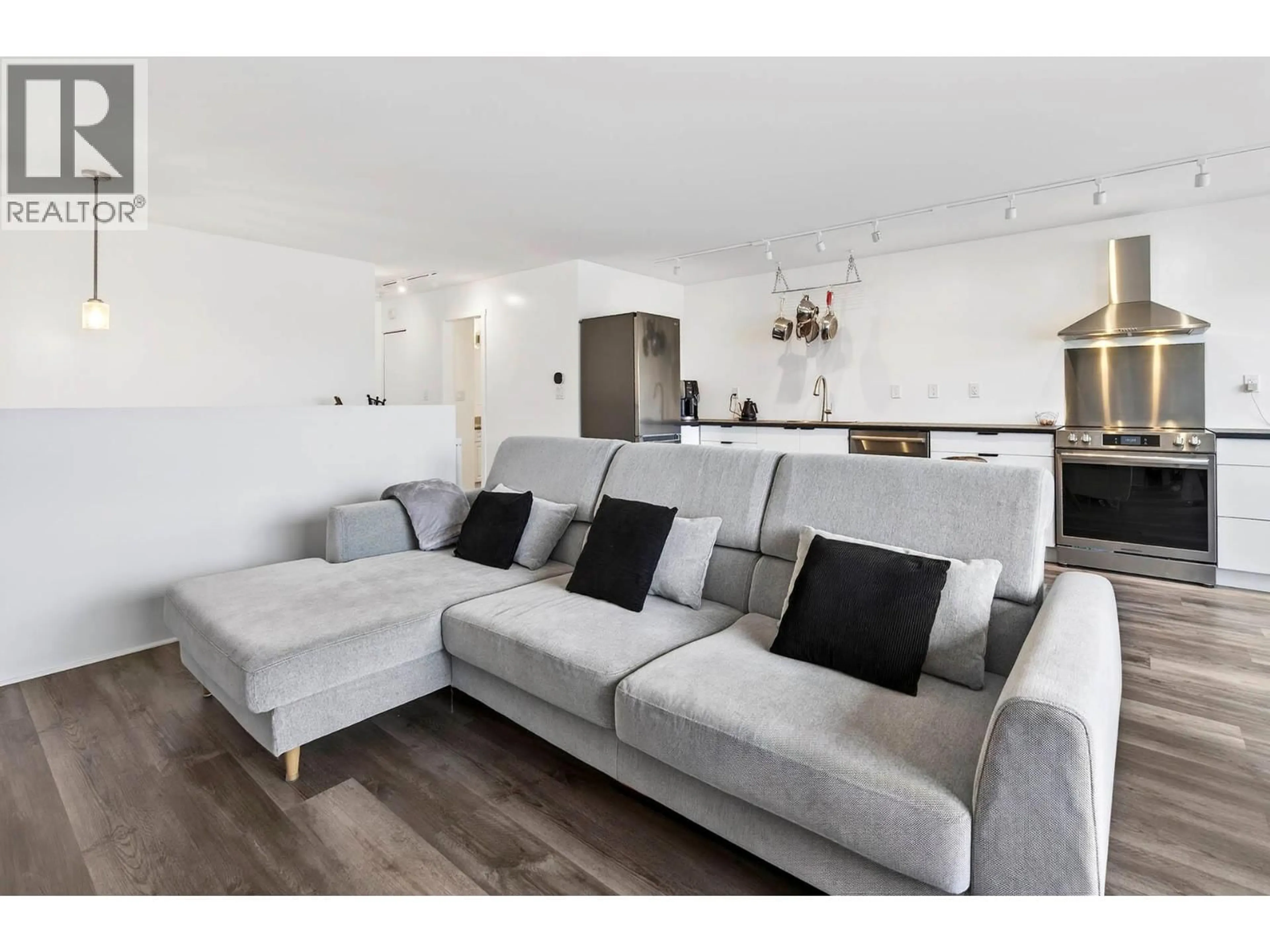 Living room with furniture, unknown for 209 MCGILL ROAD, Kamloops British Columbia V2C1M2