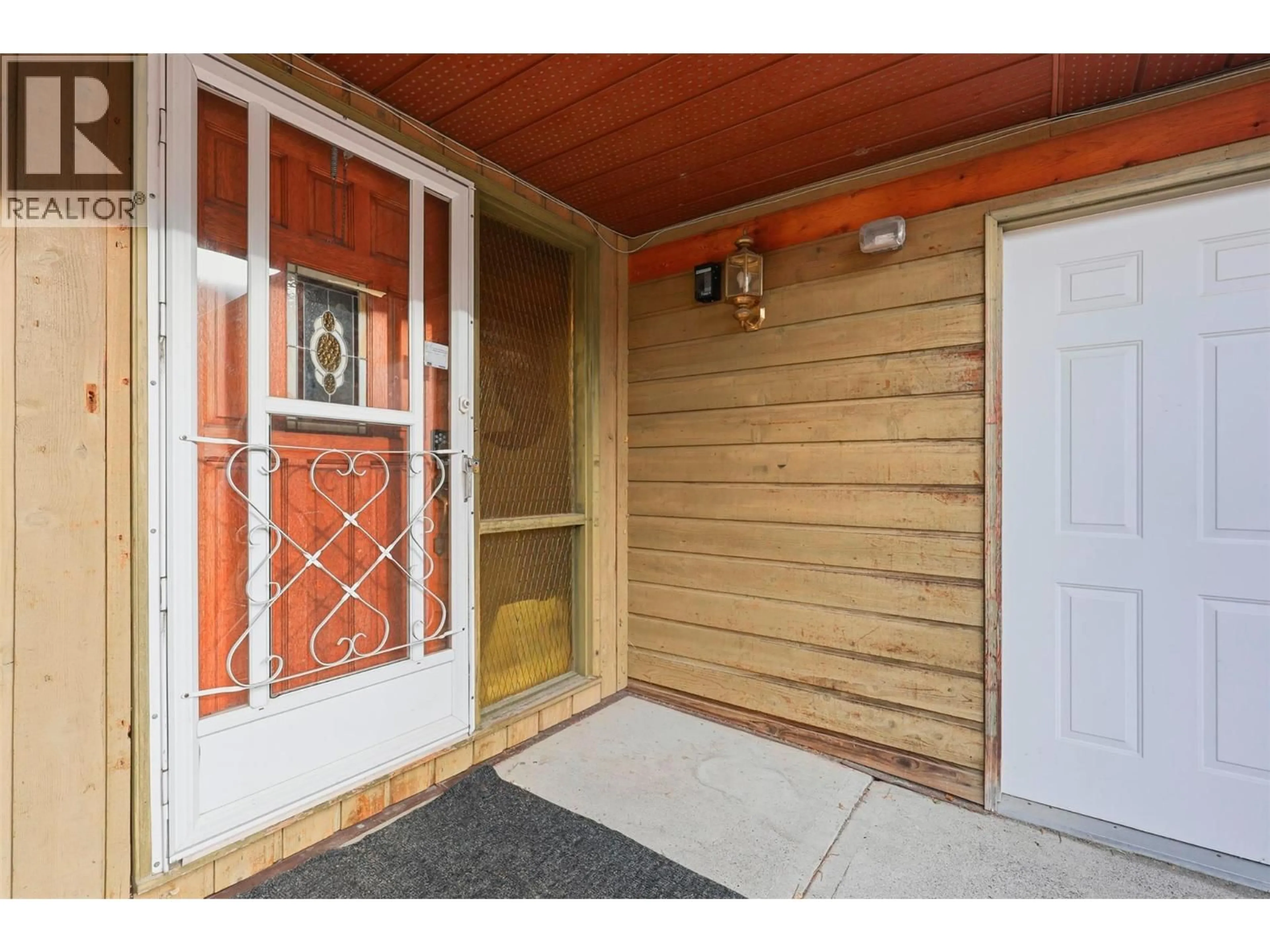 Indoor entryway for 2434 QU'APPELLE BOULEVARD, Kamloops British Columbia V2E1T4