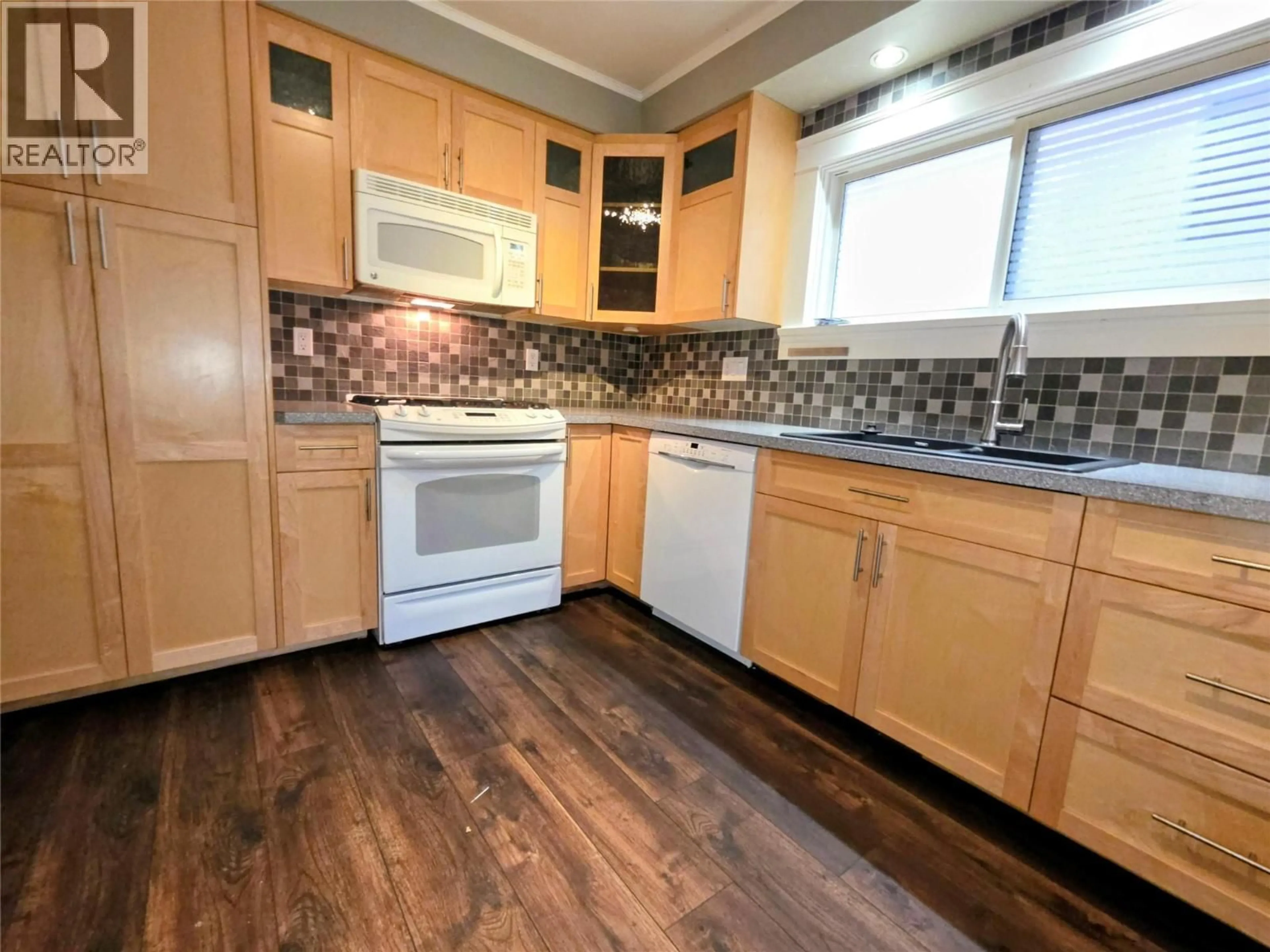 Standard kitchen, unknown for 363 ROSSLAND AVENUE, Trail British Columbia V1R3M9