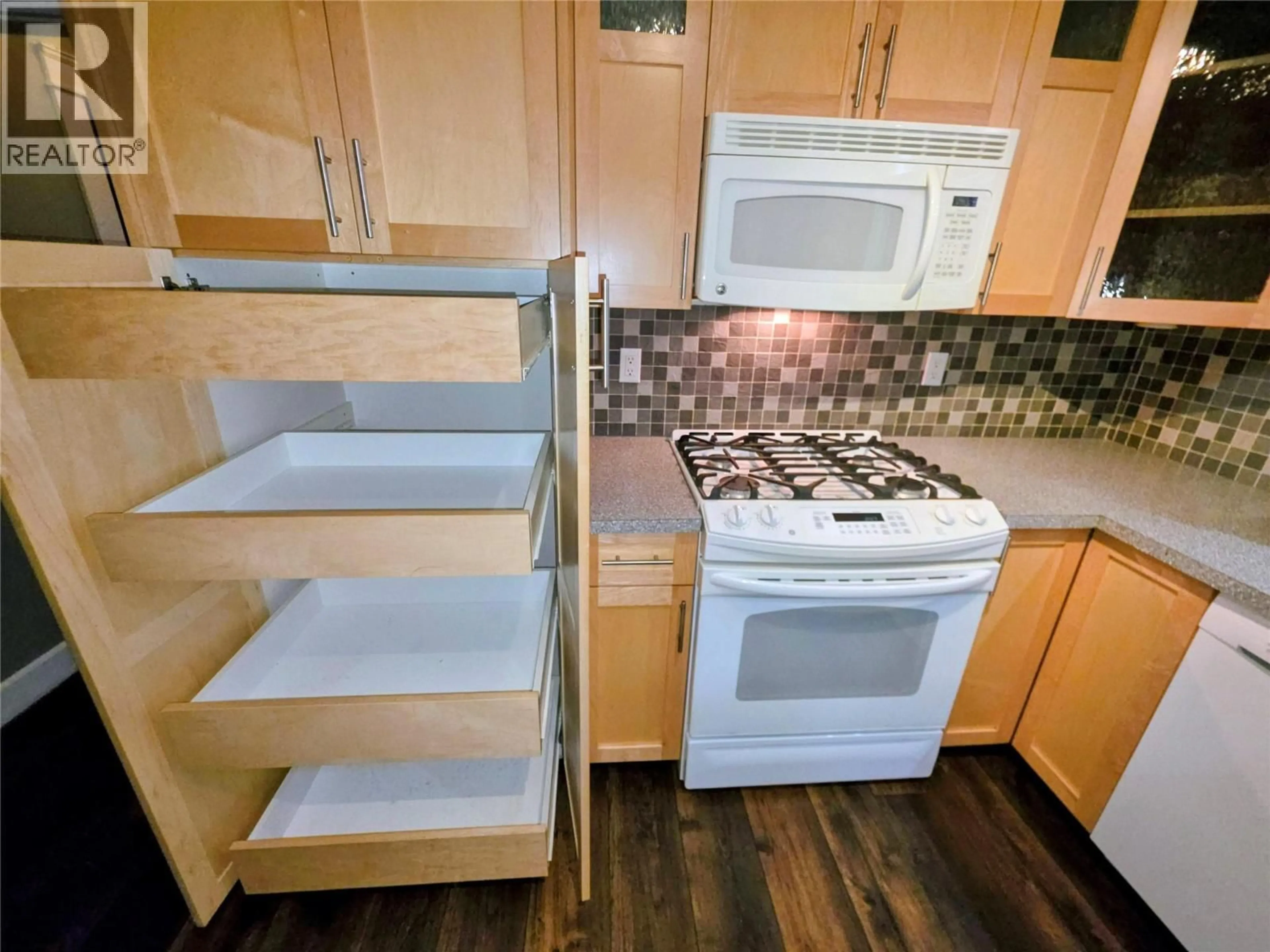 Standard kitchen, wood/laminate floor for 363 ROSSLAND AVENUE, Trail British Columbia V1R3M9