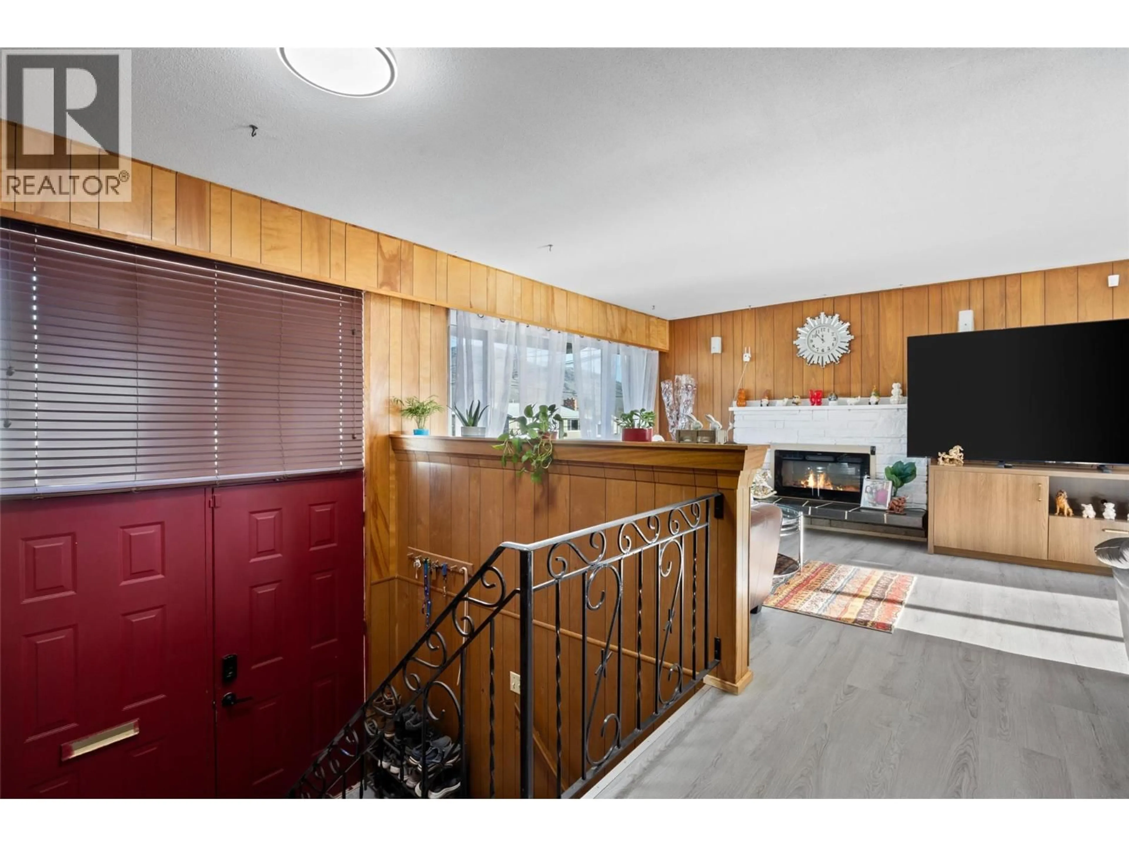 Indoor foyer for 681 RICHMOND AVENUE, Kamloops British Columbia V2B1T4