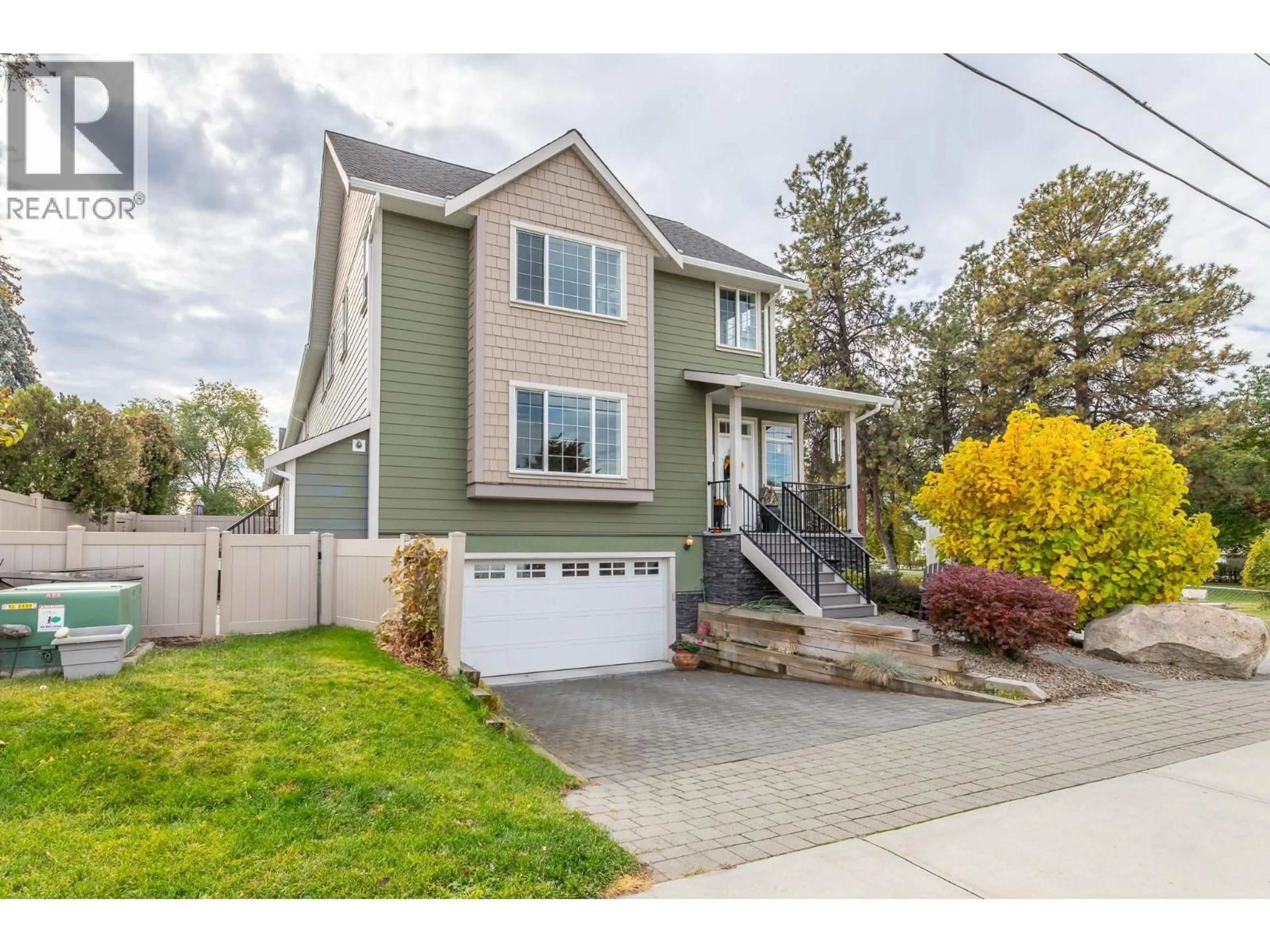 Home with vinyl exterior material, street for 101 - 168 REGINA AVENUE, Penticton British Columbia V2A2K8