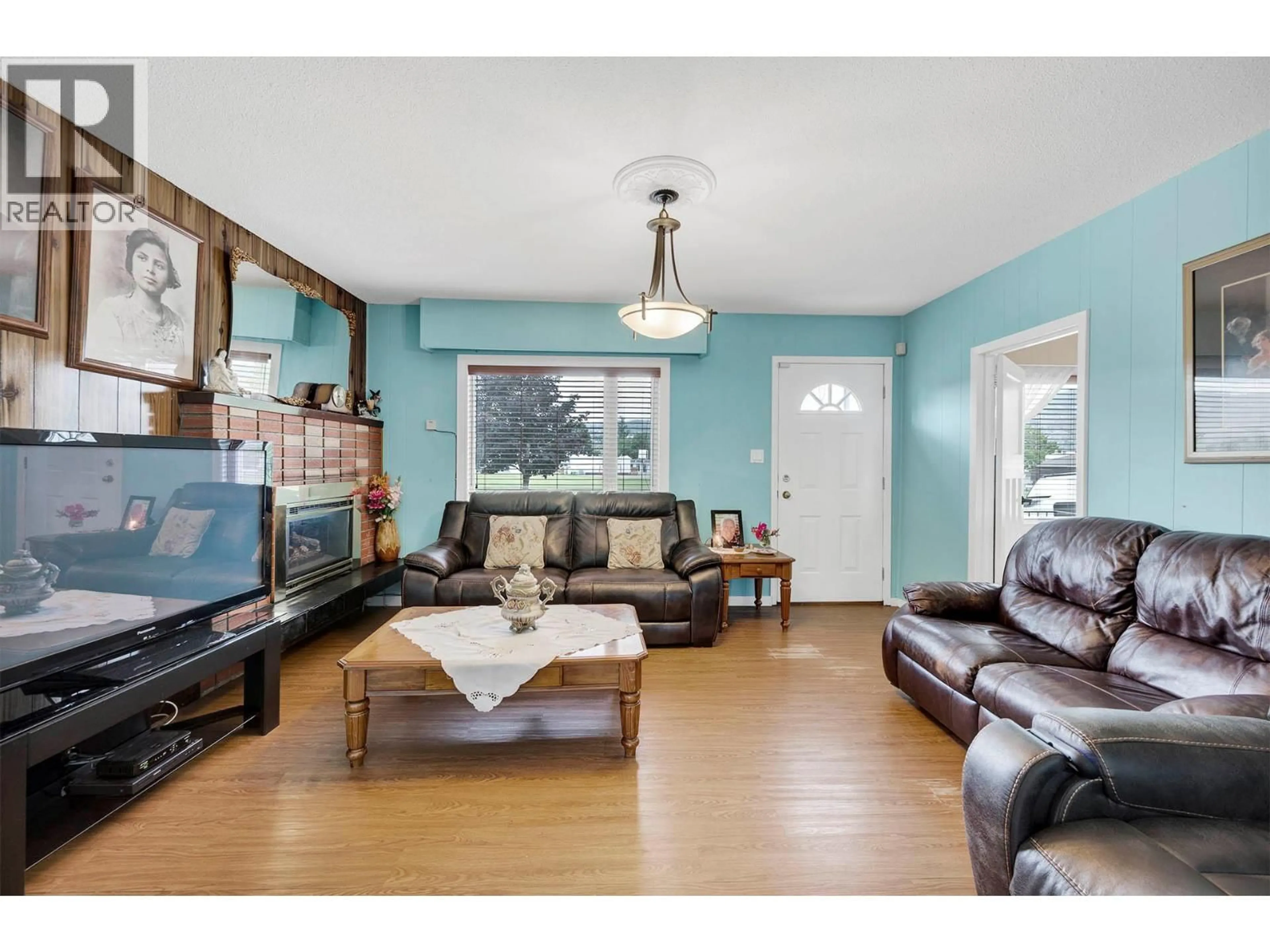 Living room with furniture, wood/laminate floor for 307 HOLLY AVENUE, Kamloops British Columbia V2B1M2