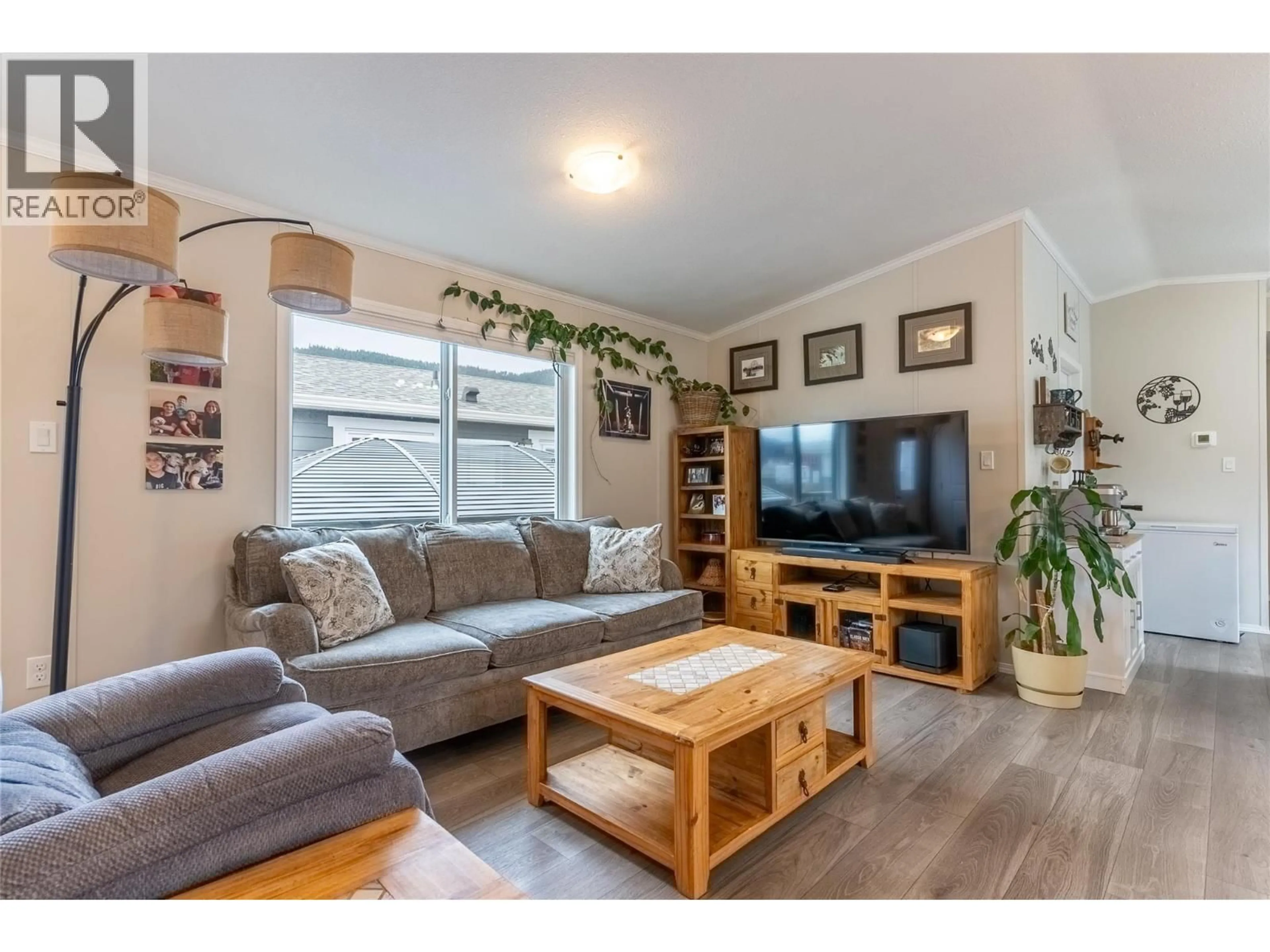 Living room with furniture, wood/laminate floor for 21 - 235 AYLMER ROAD, Chase British Columbia V0E1M1