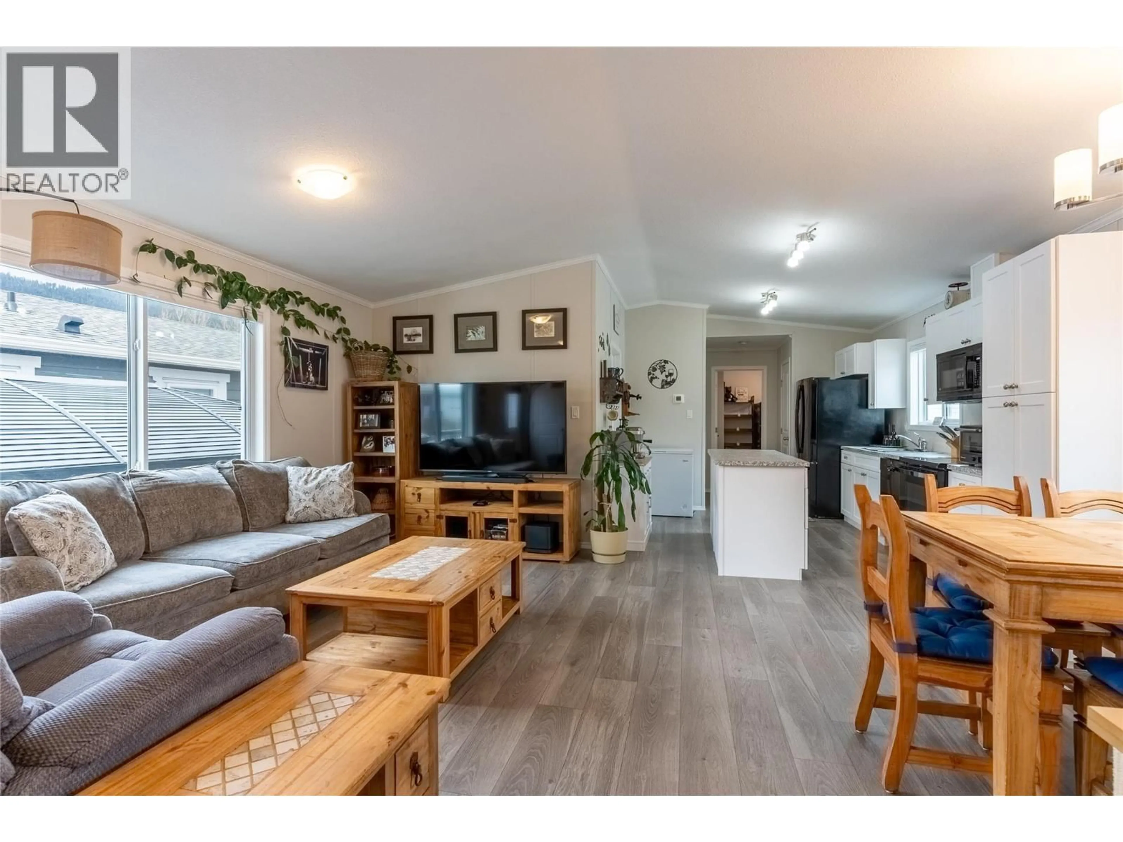 Living room with furniture, wood/laminate floor for 21 - 235 AYLMER ROAD, Chase British Columbia V0E1M1