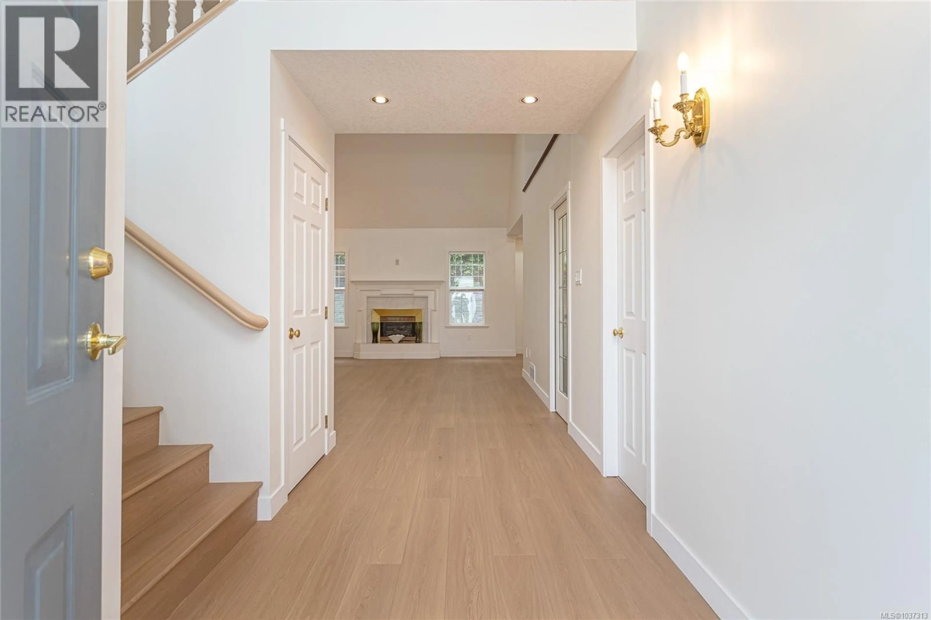 Indoor foyer for 4877 FINNERTY CRESCENT, Nanaimo British Columbia V9V1N9