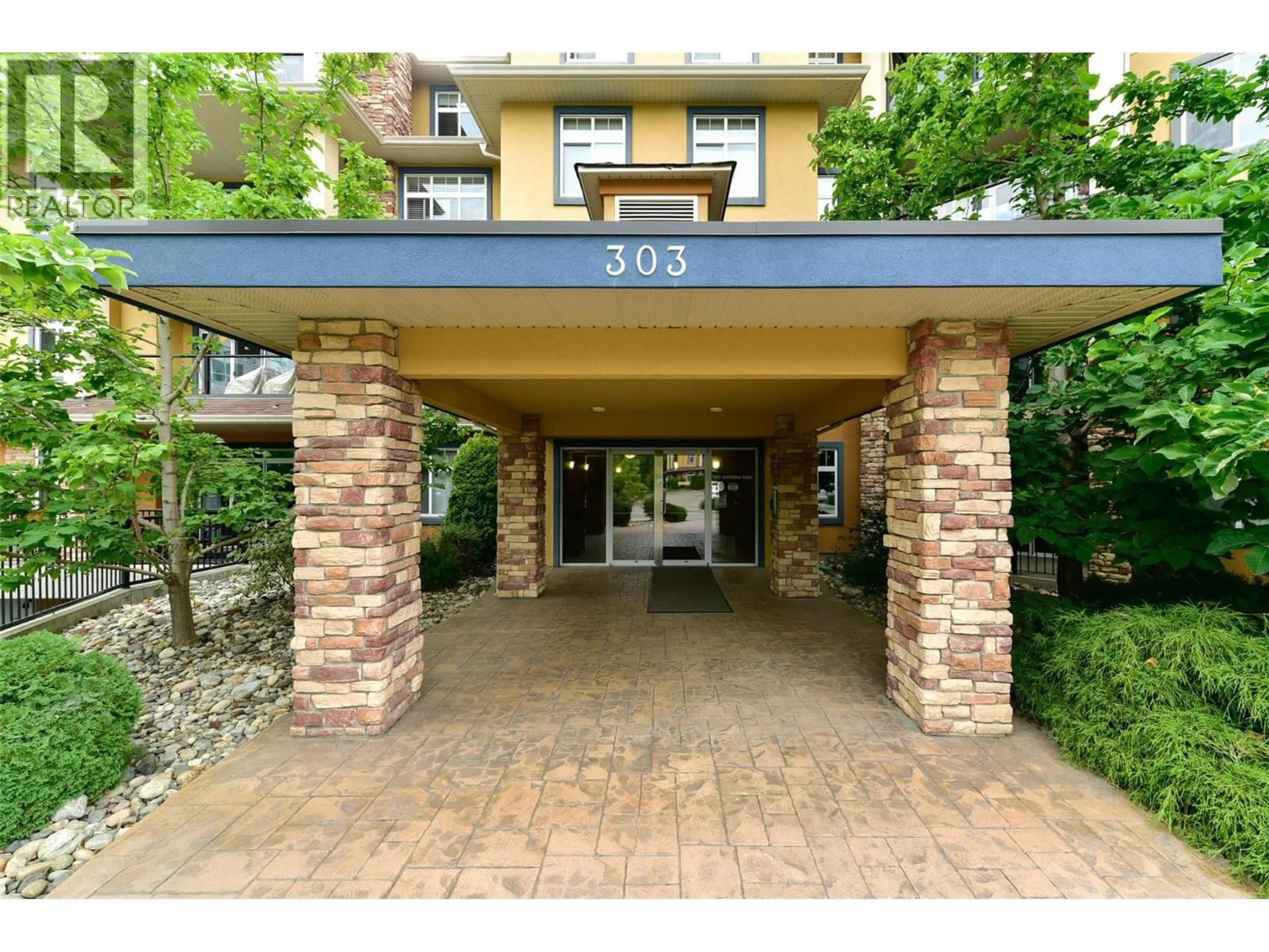Indoor foyer for 205 - 303 WHITMAN ROAD, Kelowna British Columbia V1V2P3