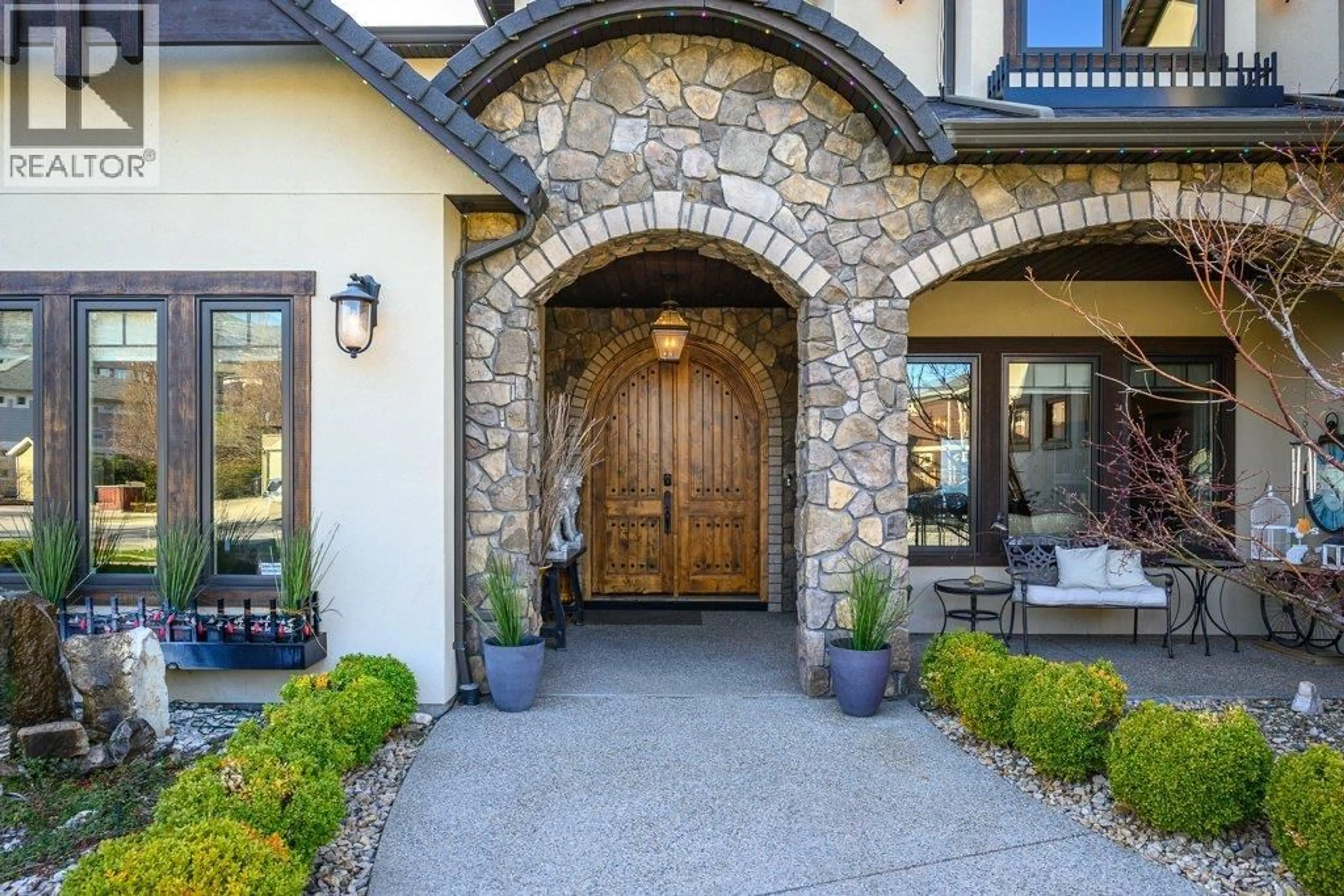 Indoor entryway for 354 QUILCHENA DRIVE, Kelowna British Columbia V1W4Y9